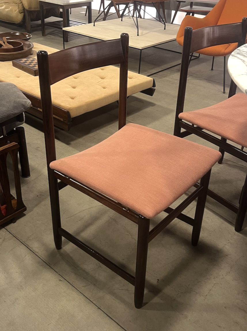 Cadeira de madeira com assento estofado