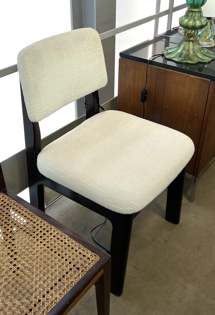 Cadeira estofada branca