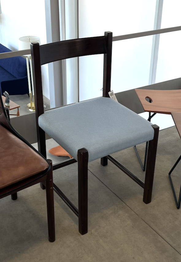 Cadeira de madeira com assento estofado