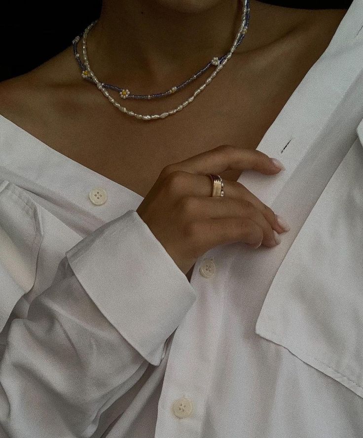 Camisa feminina branca com babados