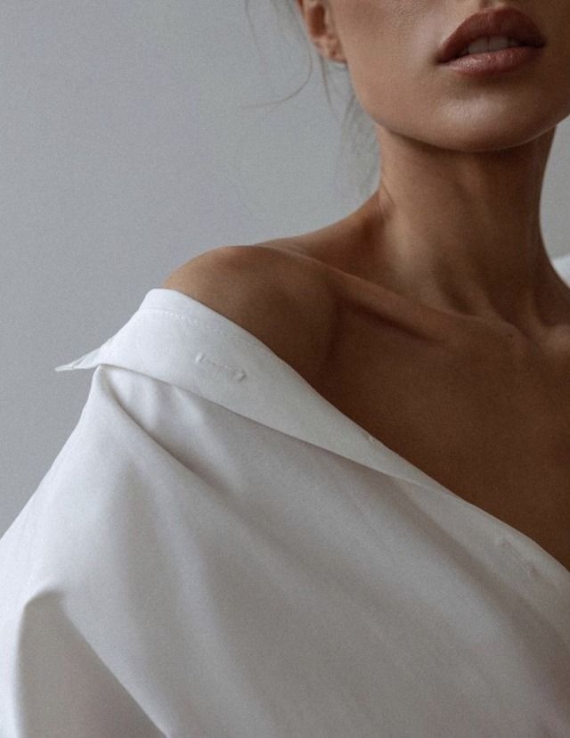 Camisa feminina branca com babados