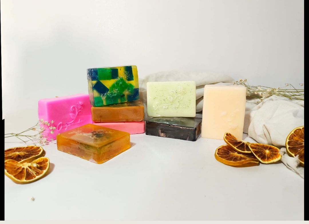 JABONES ORGANICOS CON ACEITES ESCENCIALES