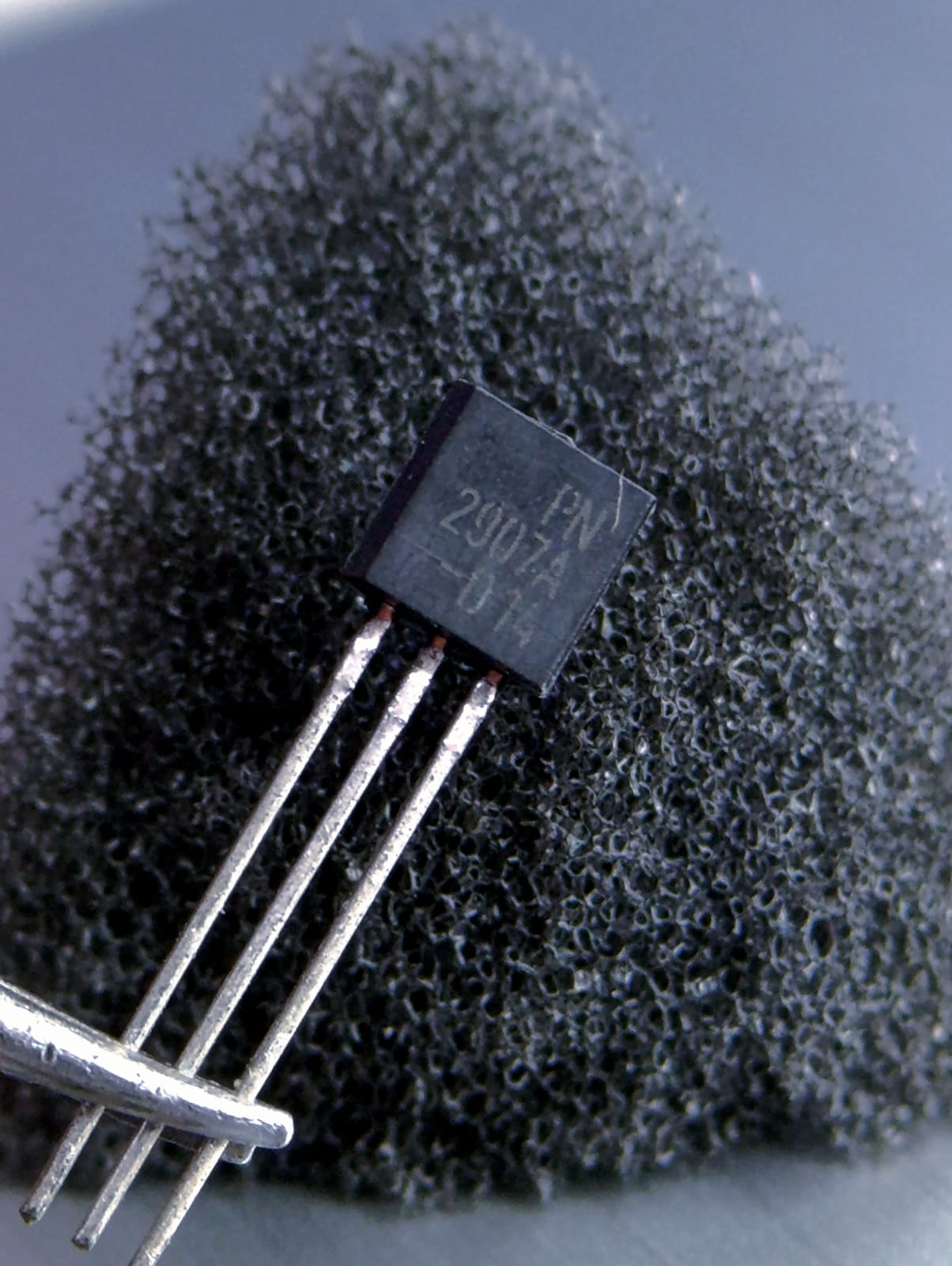 Transistor bipolar PNP – PN2907A