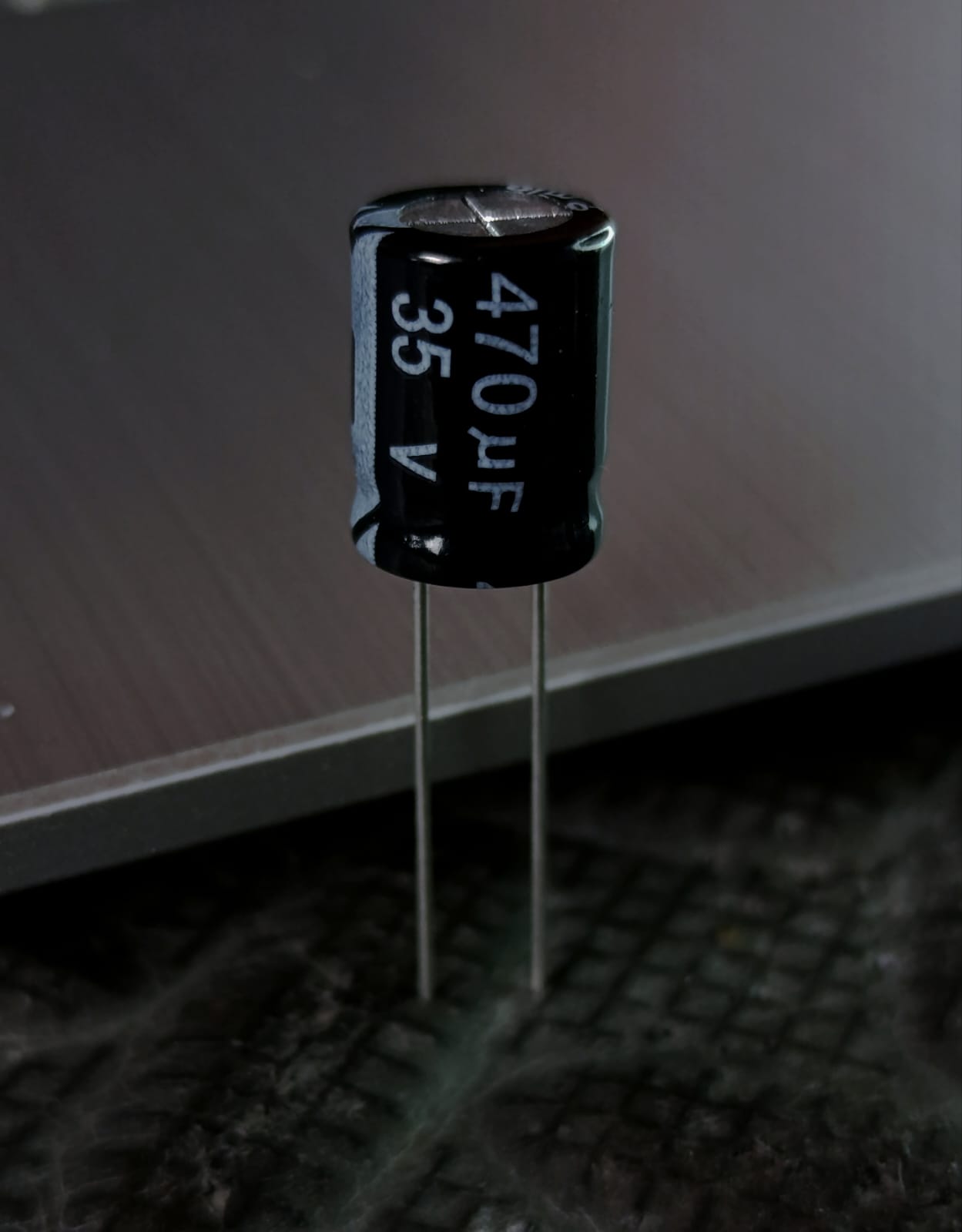 Capacitor electrolítico de 470 µF 35 V