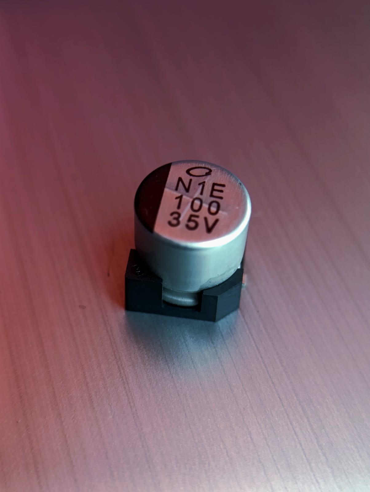 Capacitor electrolítico de aluminio – N1E100M035