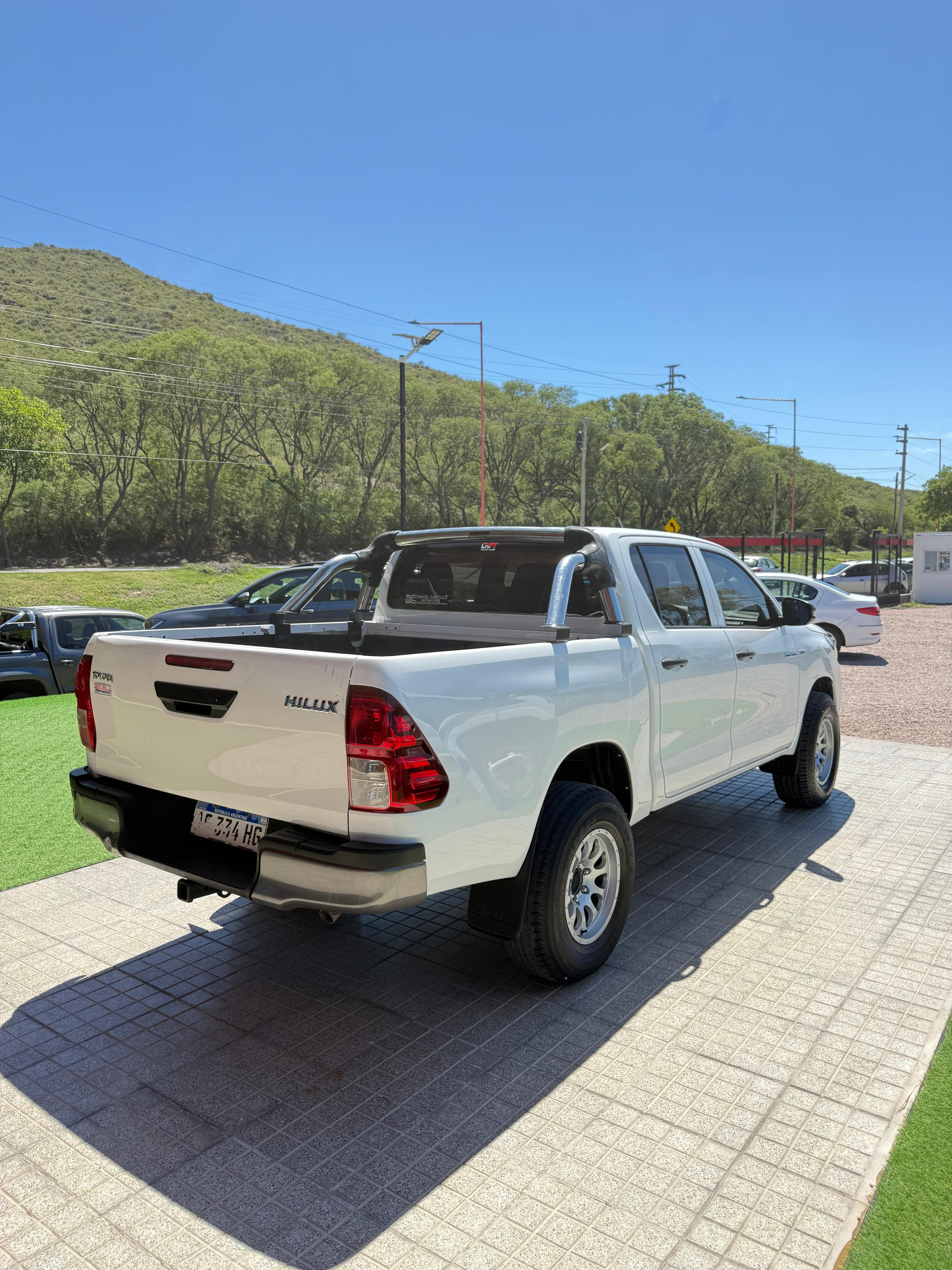 Toyota Hilux DX 2.4 6M/T 4X2