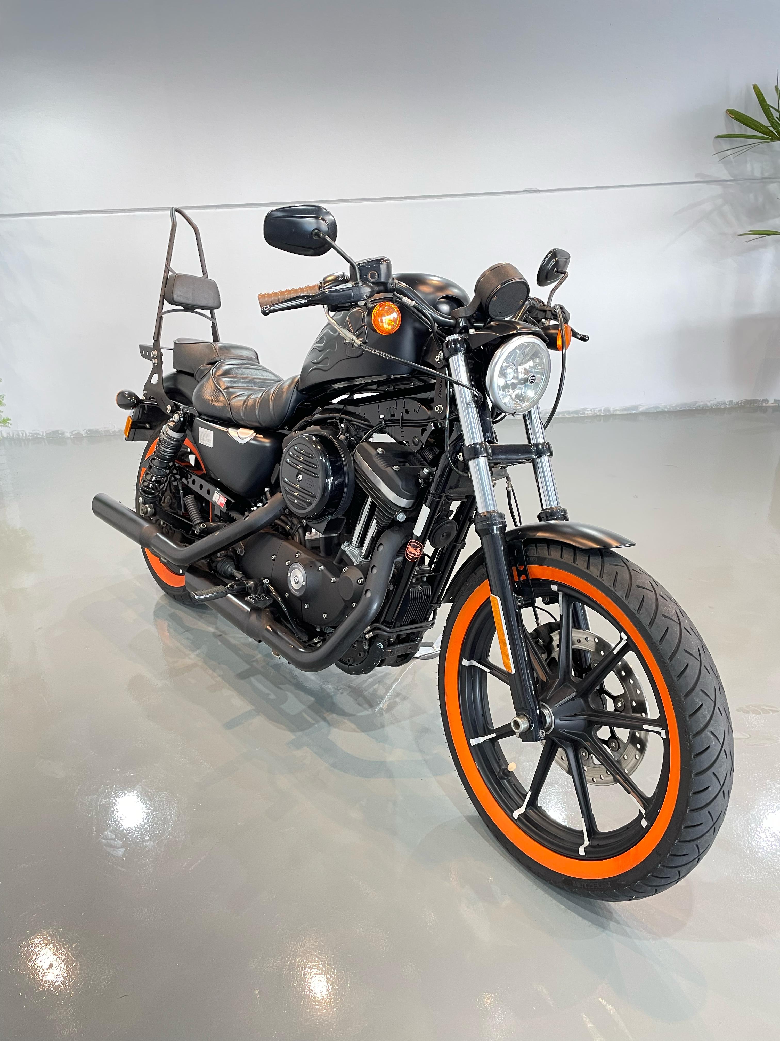 HARLEY DAVIDSON  883 IRON