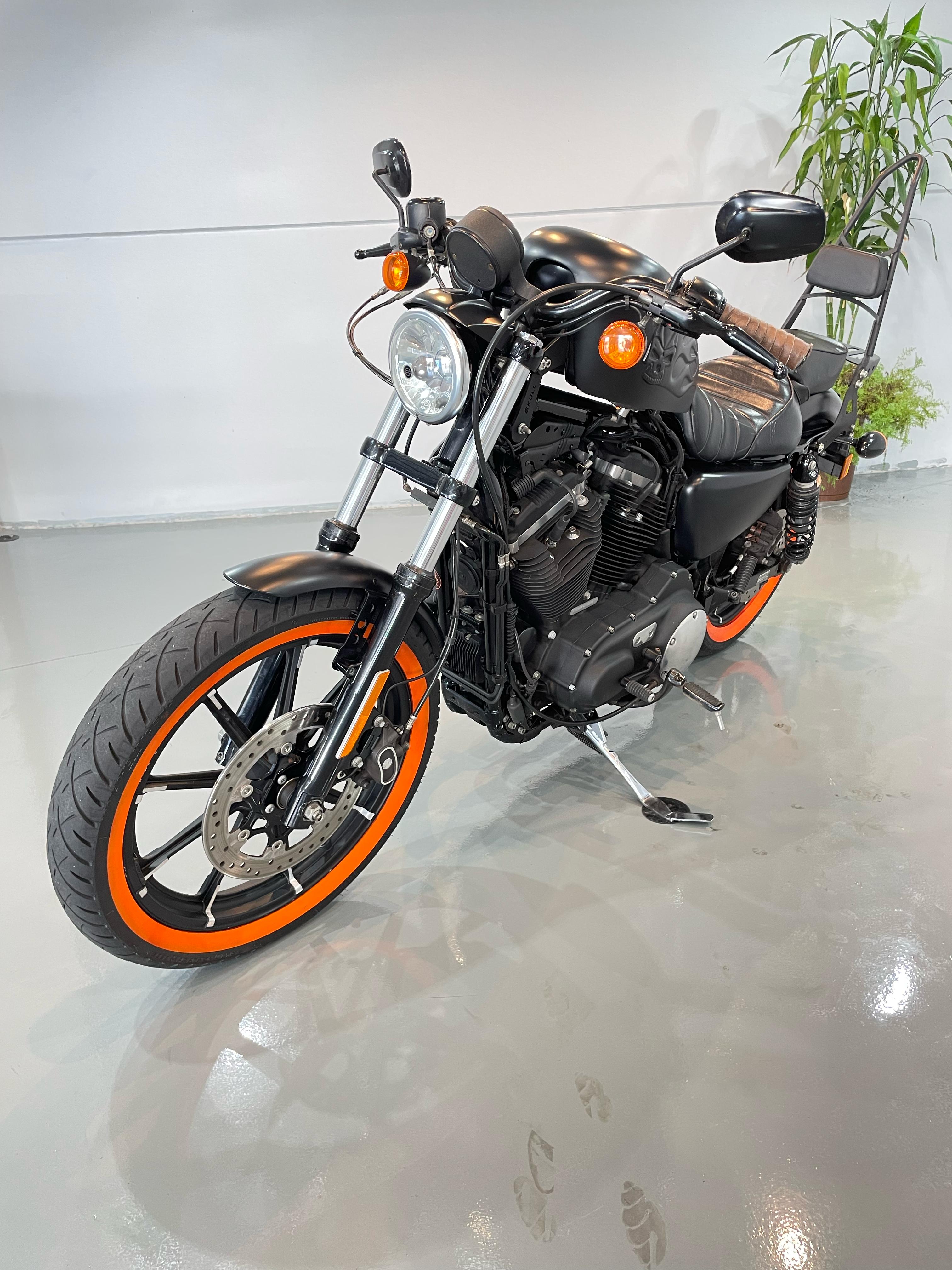 HARLEY DAVIDSON  883 IRON