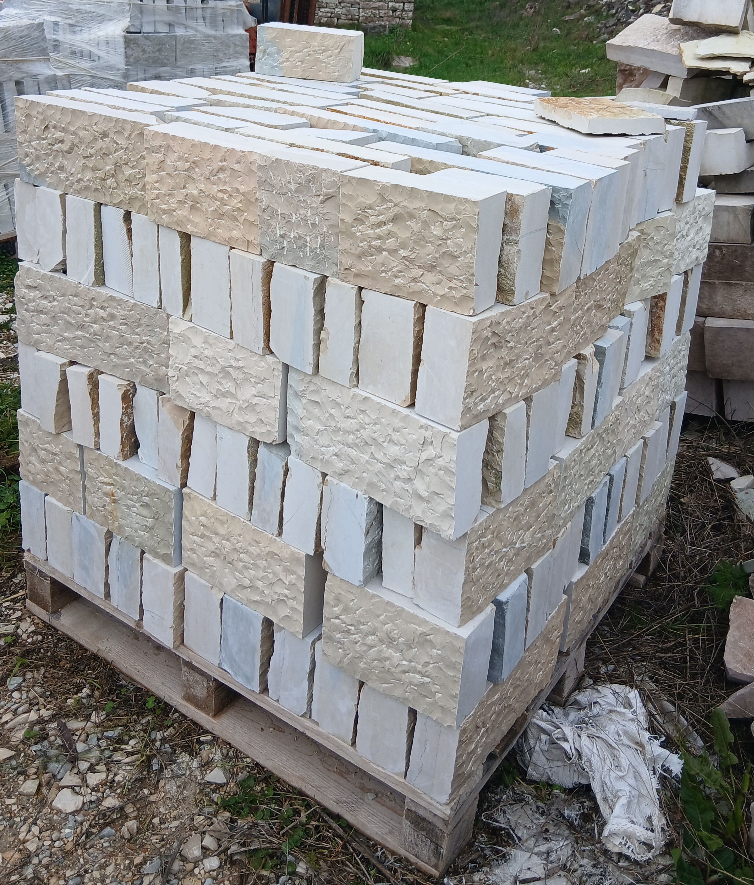 Gur Veshje i Verdhë i Prerë, i Skalitur