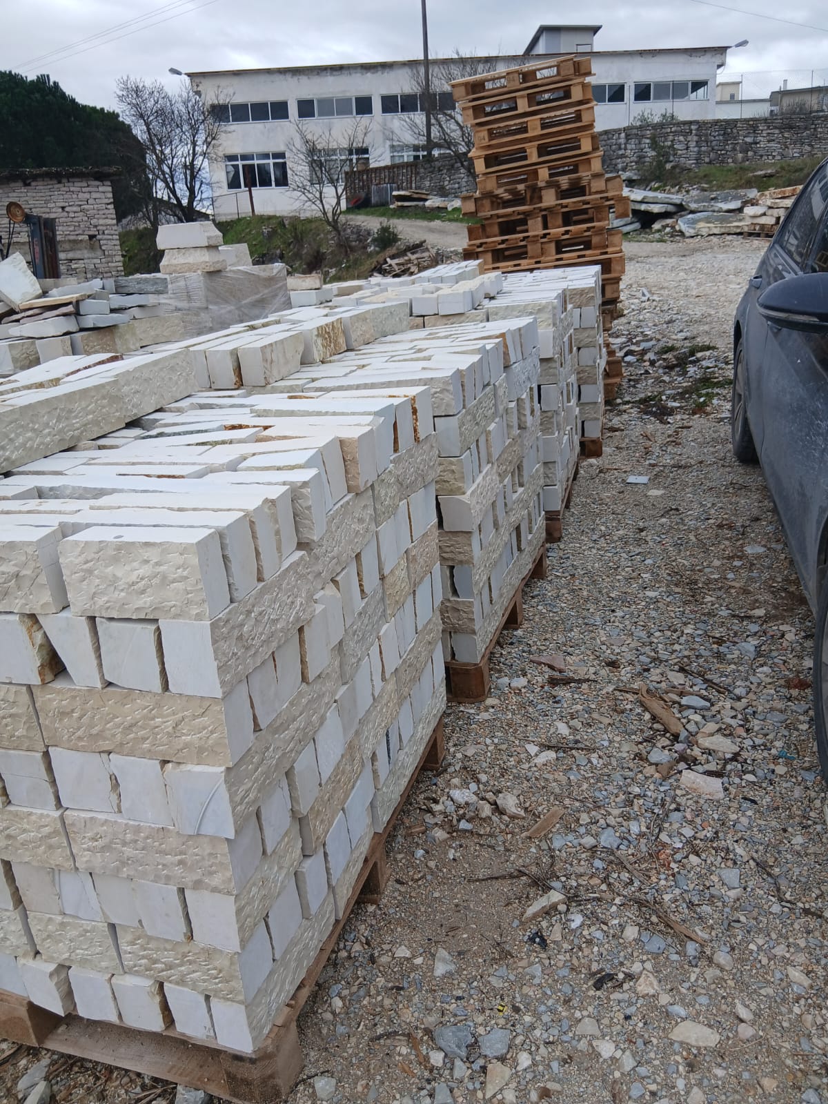 Gur Veshje i Verdhë i Prerë, i Skalitur