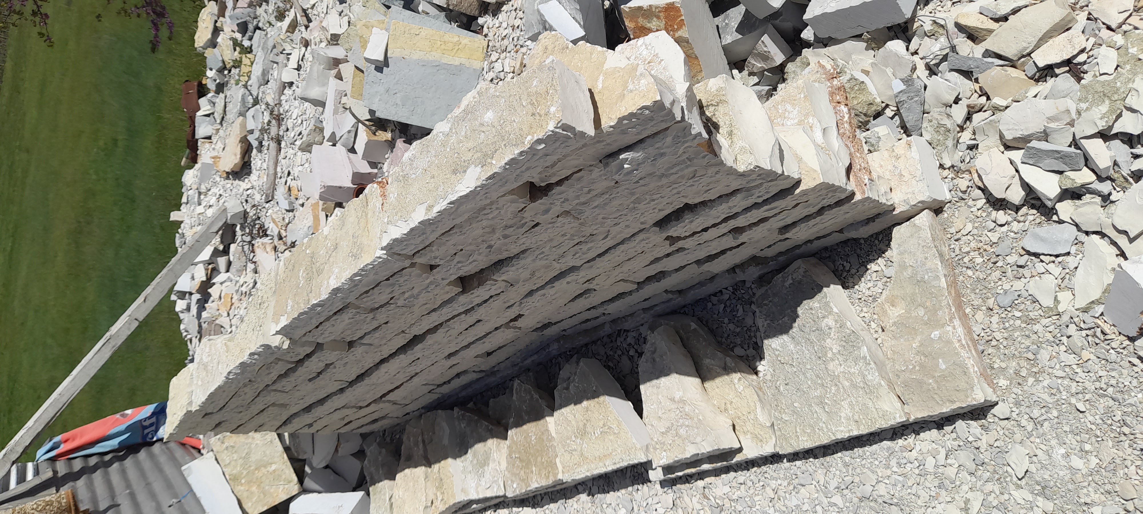 Kapakë të Verdhë të Çrregullta të Skalitura