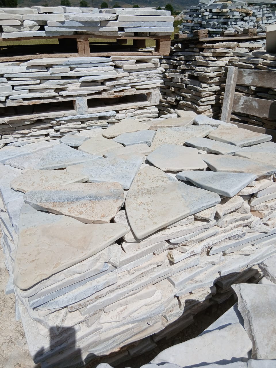 Gjirokastra Flagstone Mix – Blue & Yellow Limestone Tumbled Type A