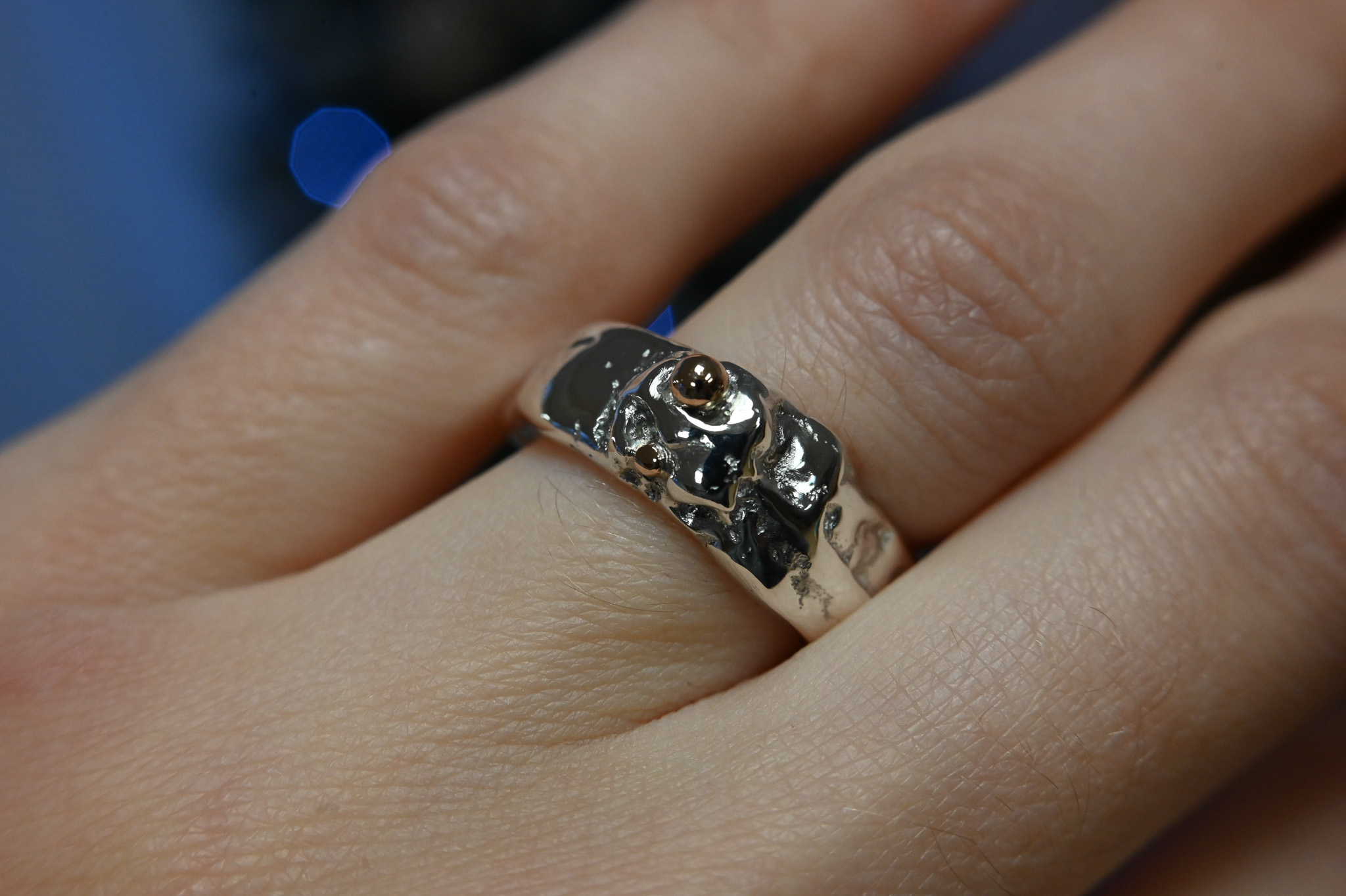 Korėtas žiedas su dviem aukso lašais