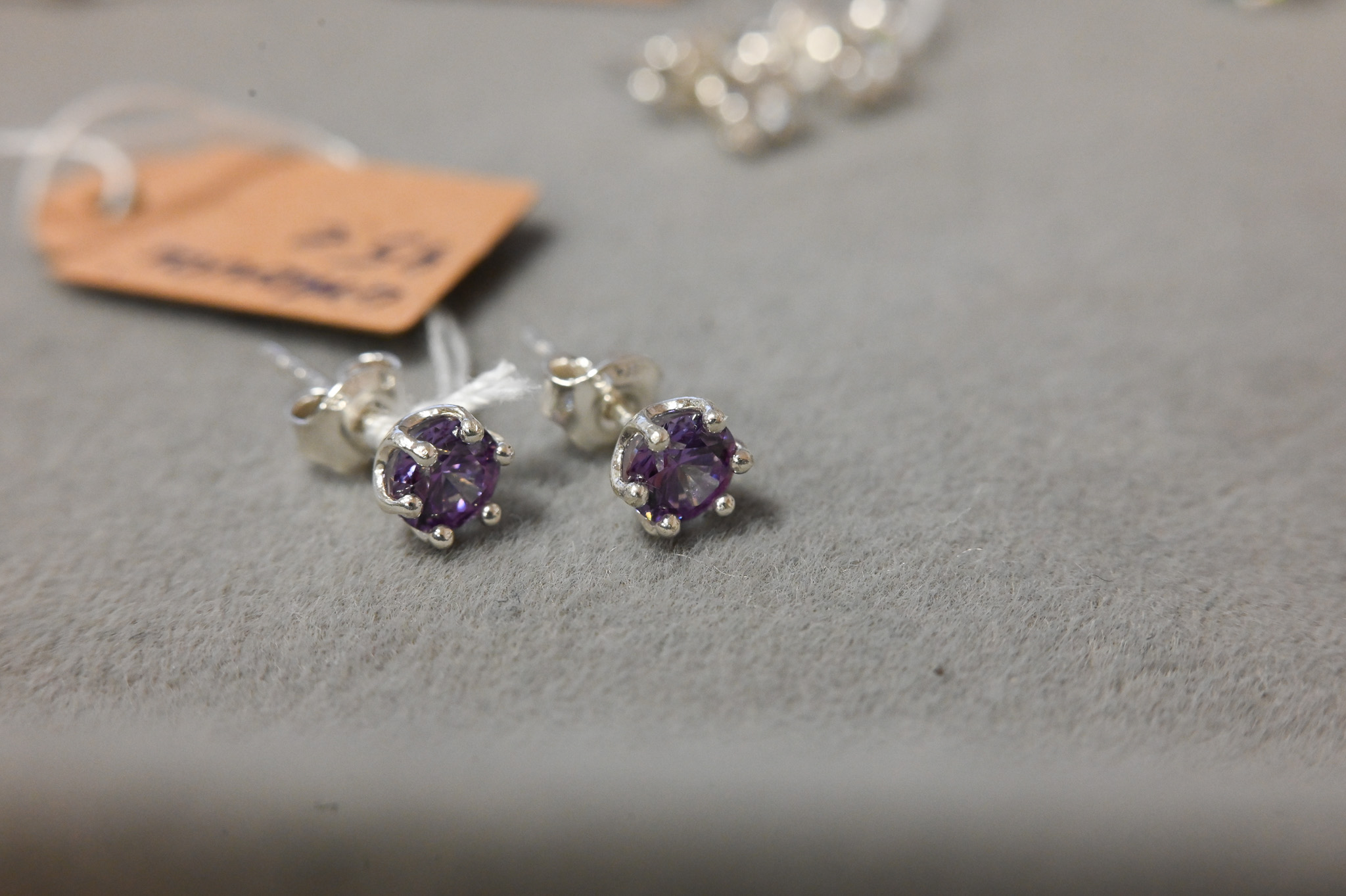 Auskariukai su akmenukais (5 mm dydžio)