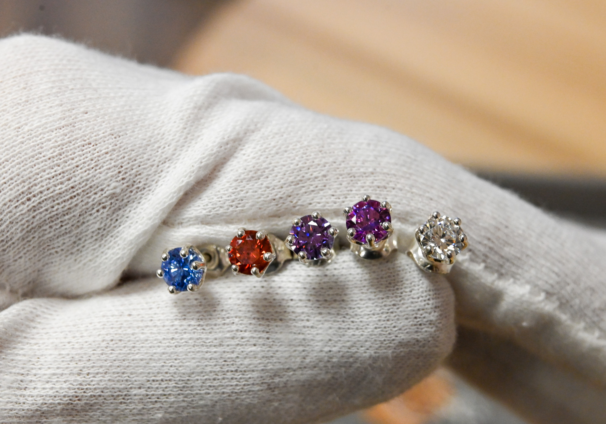 Auskariukai su akmenukais (5 mm dydžio)