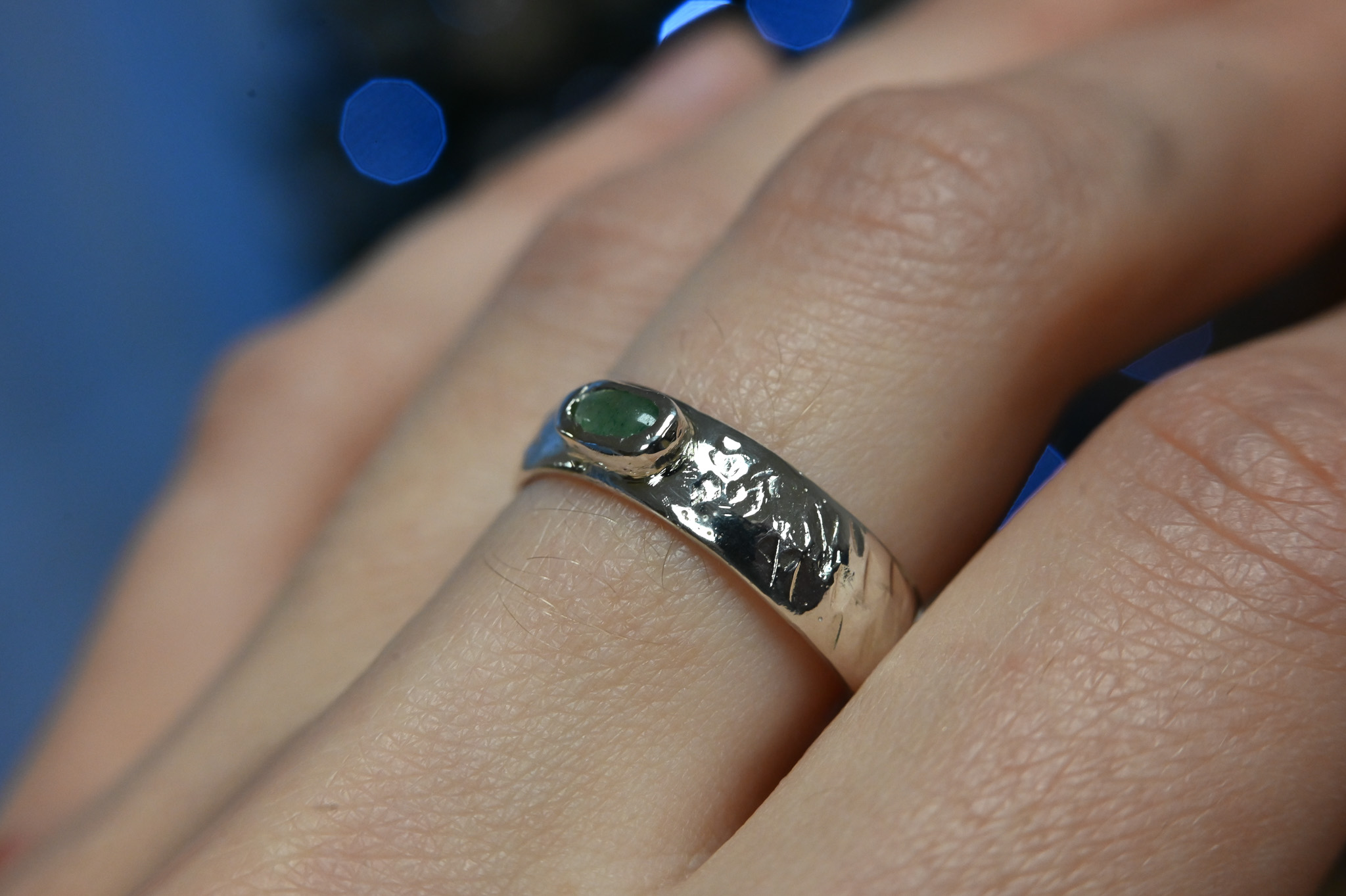 Kalinėtas žiedas su avantiurito akmenuku