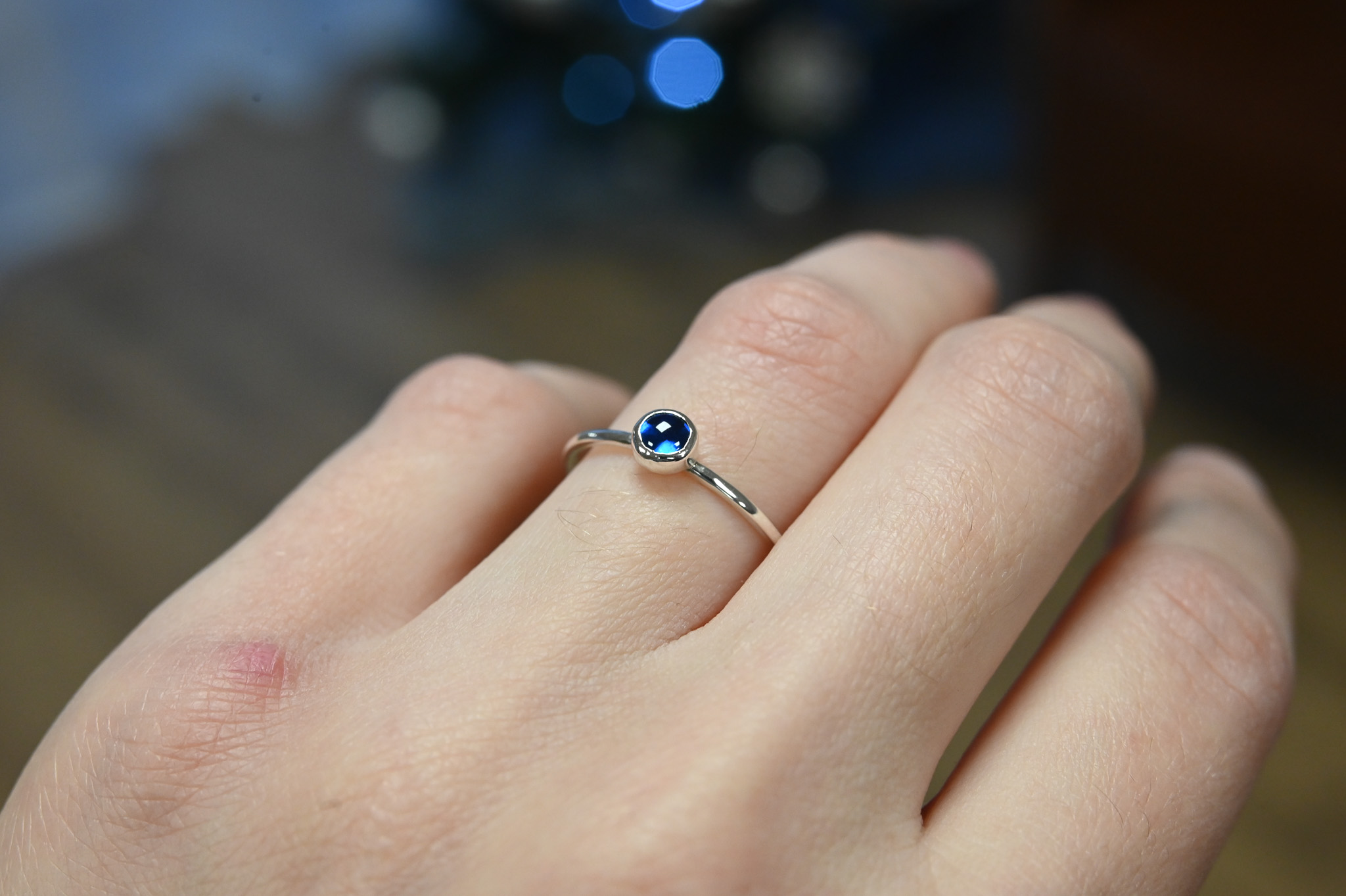 Plonytis žiedas su nat. mėl. špineliu