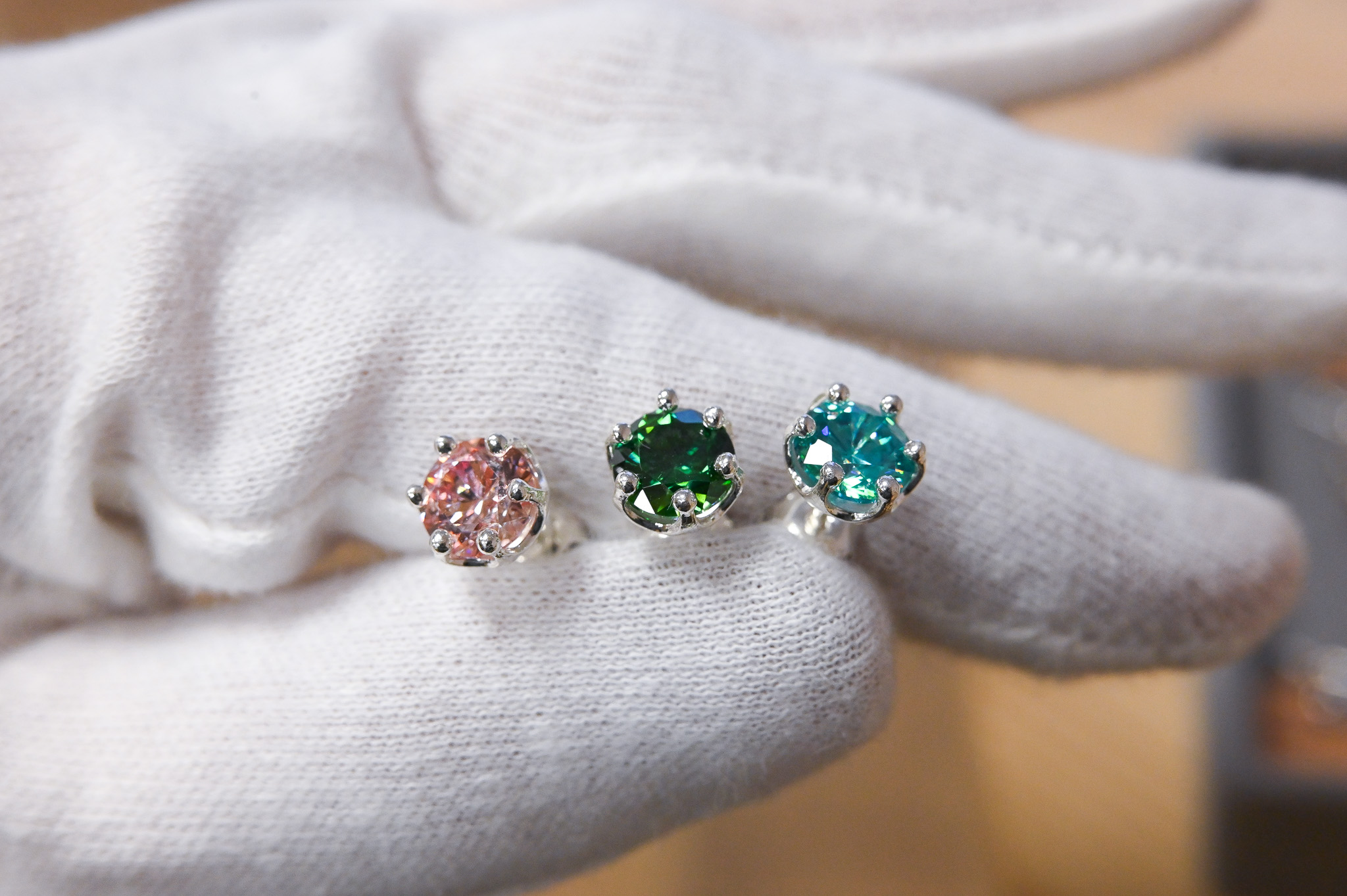 Auskariukai su akmenukais (7mm dydžio)