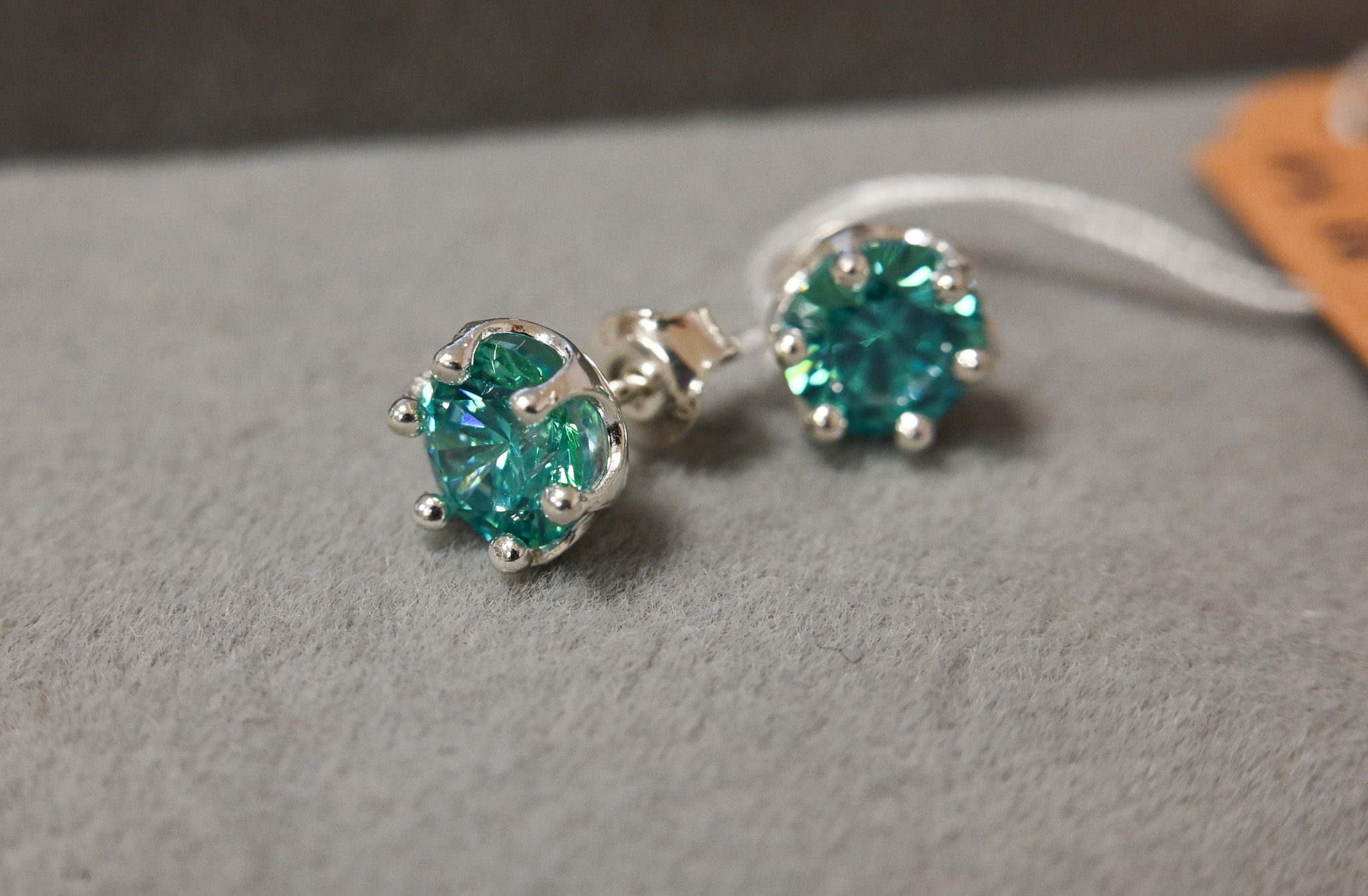 Auskariukai su akmenukais (7mm dydžio)