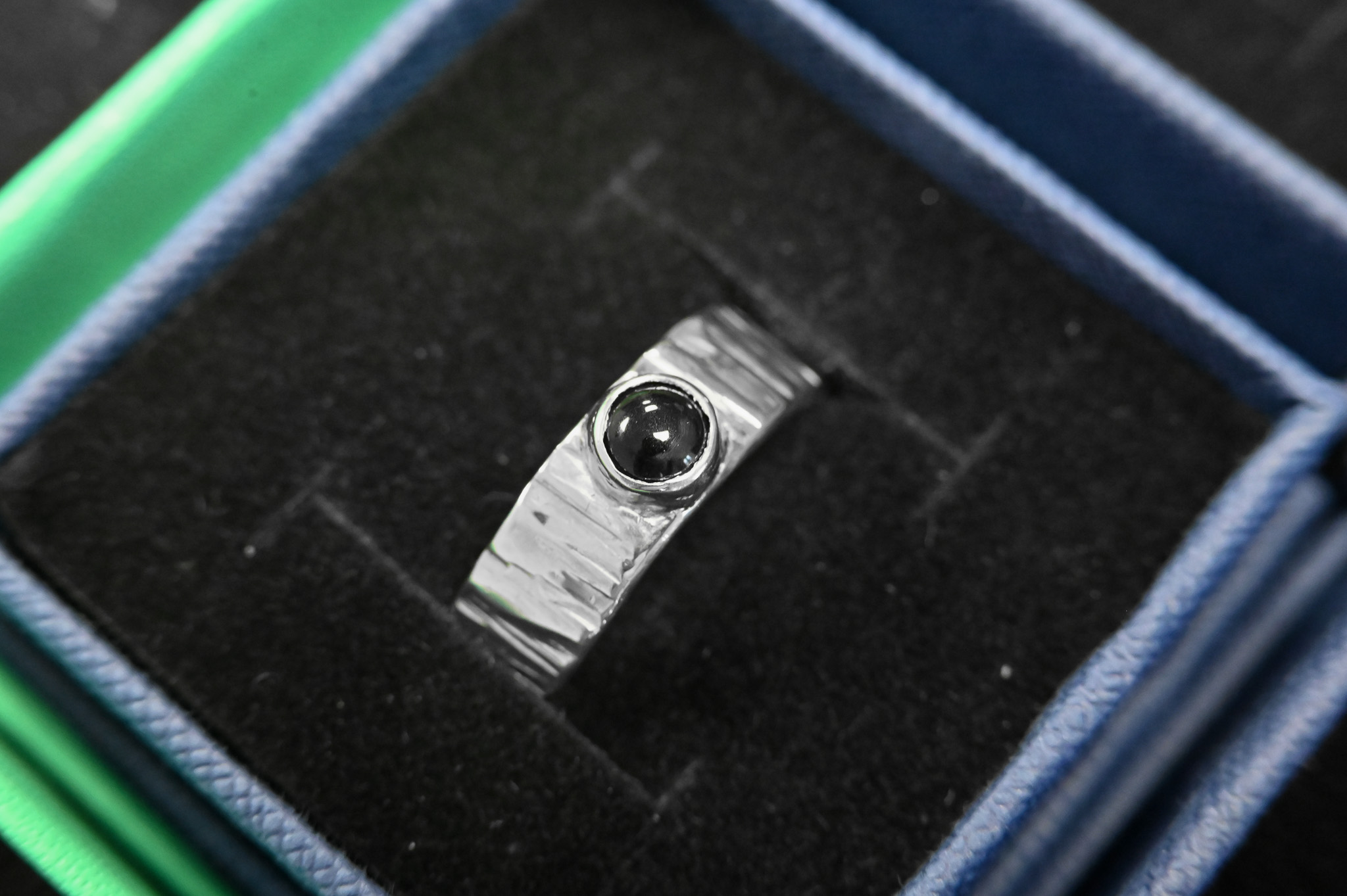 Žiedas su Oniksu (dydis 19.4)