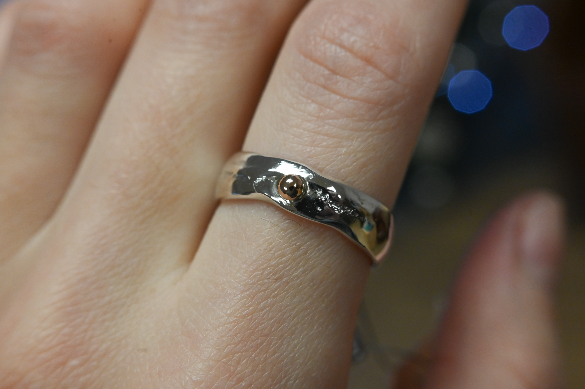 Žiedas nusėtas taškeliais ir aukso burbulu