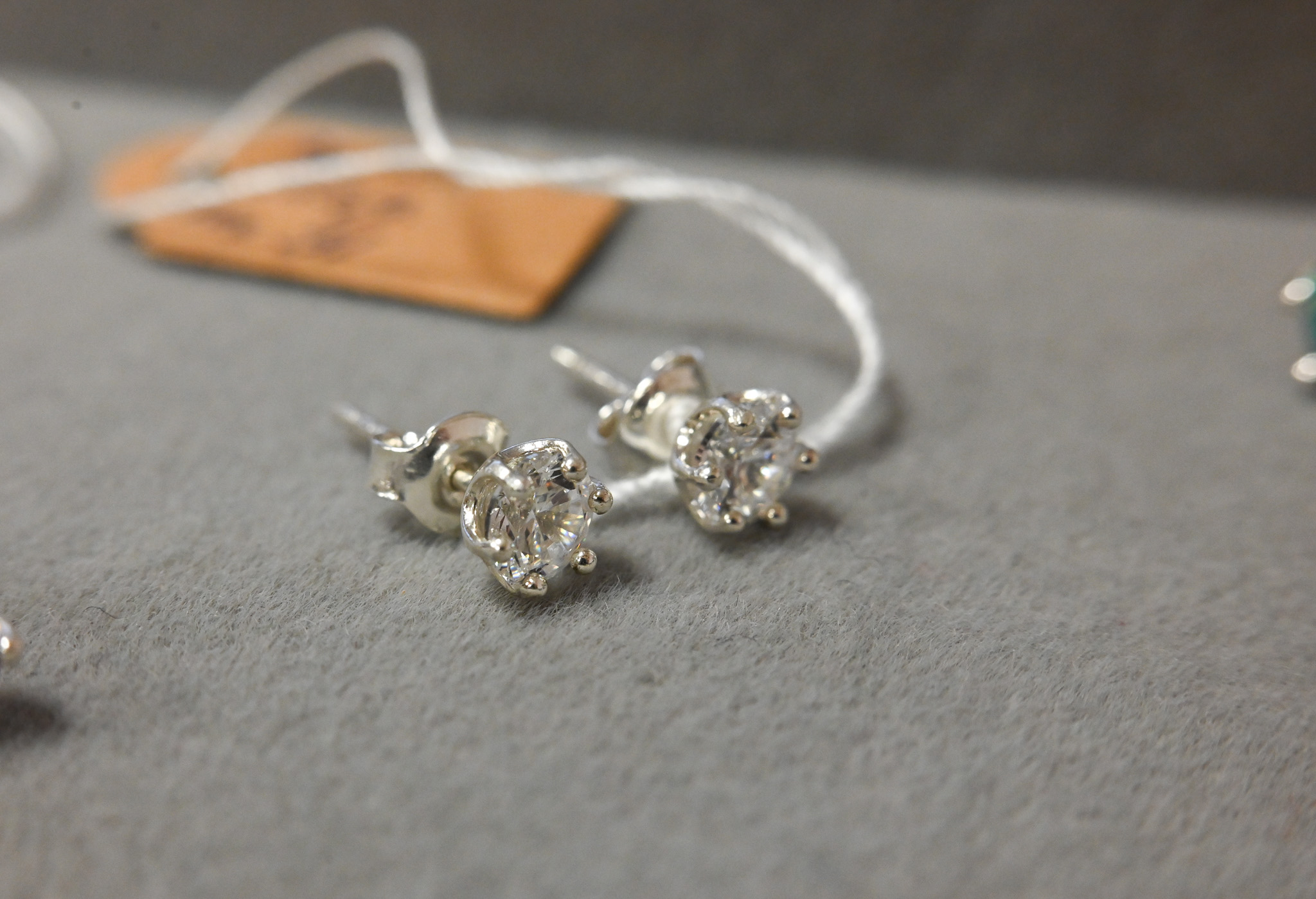 Auskariukai su akmenukais (5 mm dydžio)