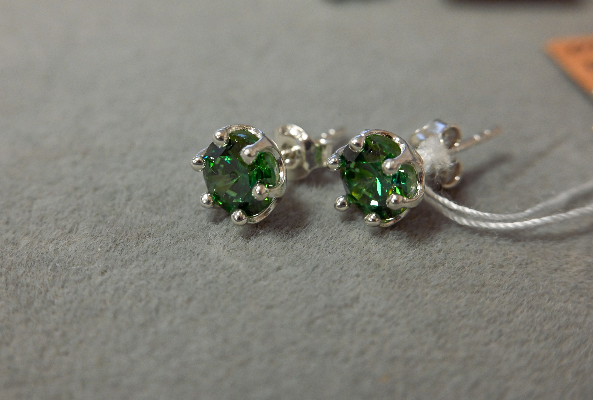 Auskariukai su akmenukais (7mm dydžio)