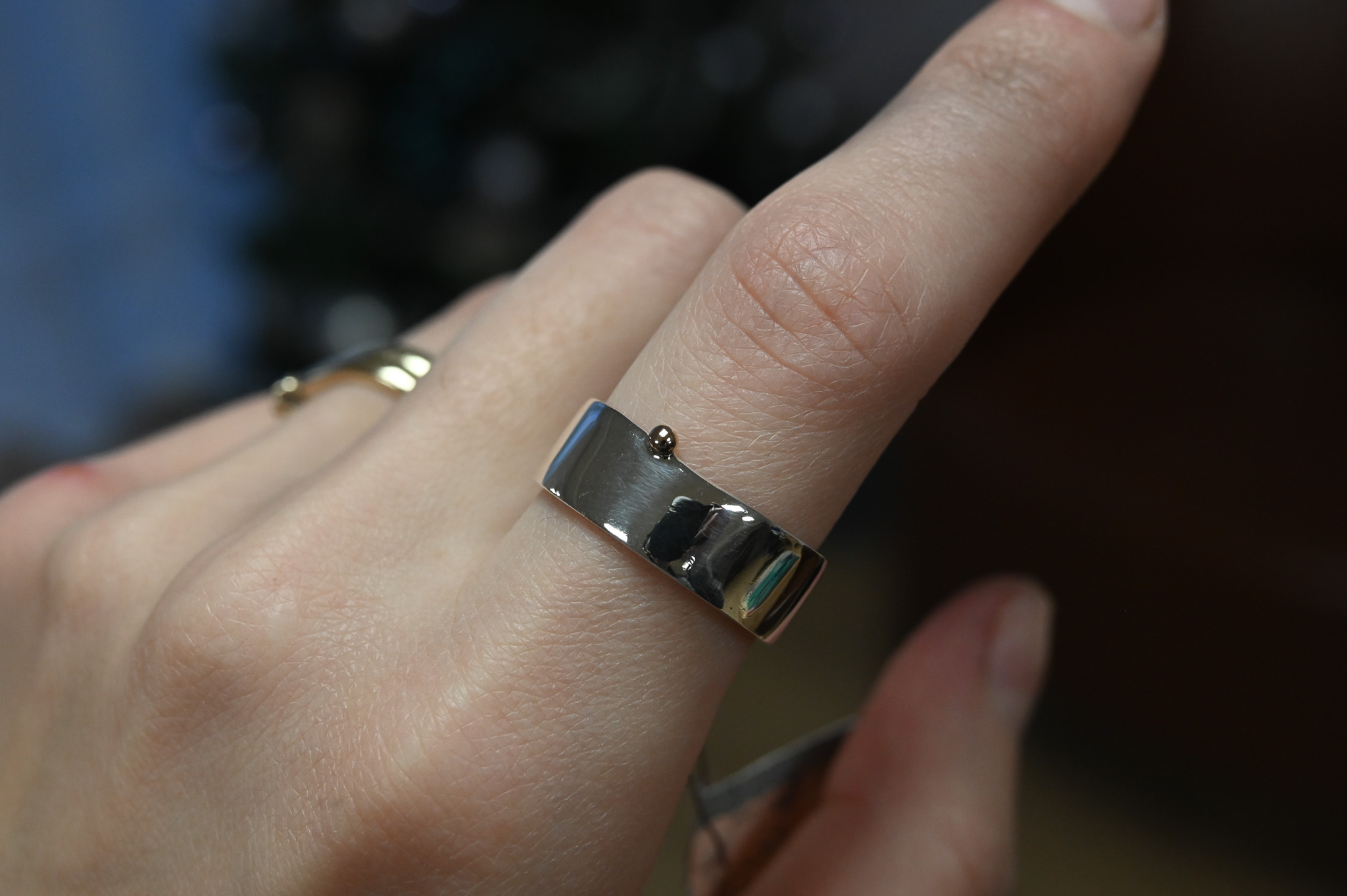 Platus žiedas su "įriedėjusiu" aukso burbuliuku