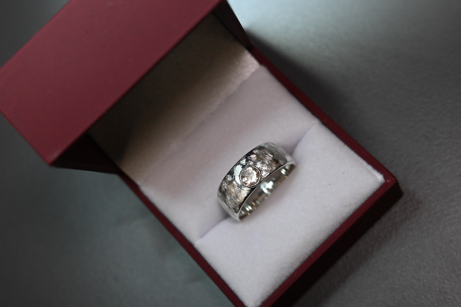 Prabangus žiedas su nat. morganitu 1.36 ct.