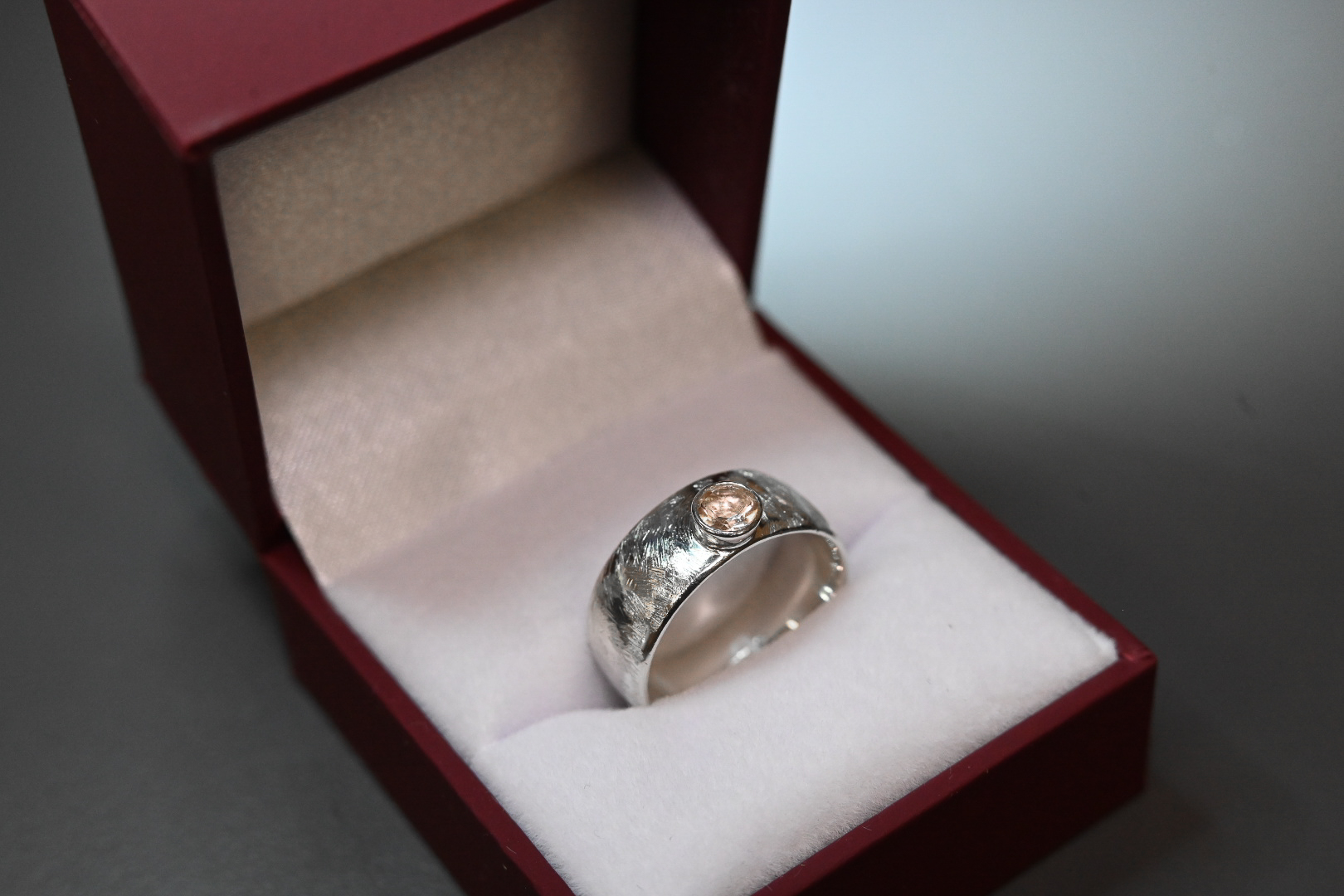 Prabangus žiedas su nat. morganitu 1.36 ct.
