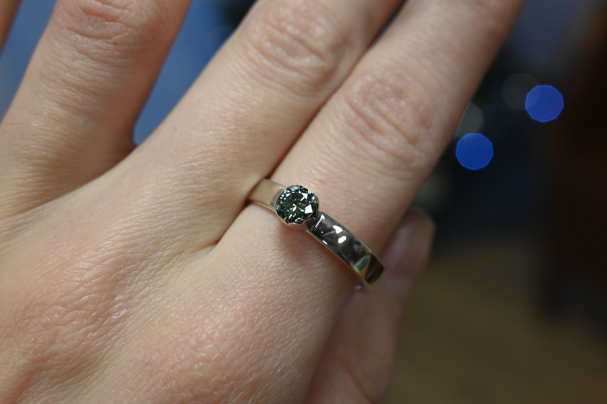 Žiedas "krepšelyje" su cirkoniu