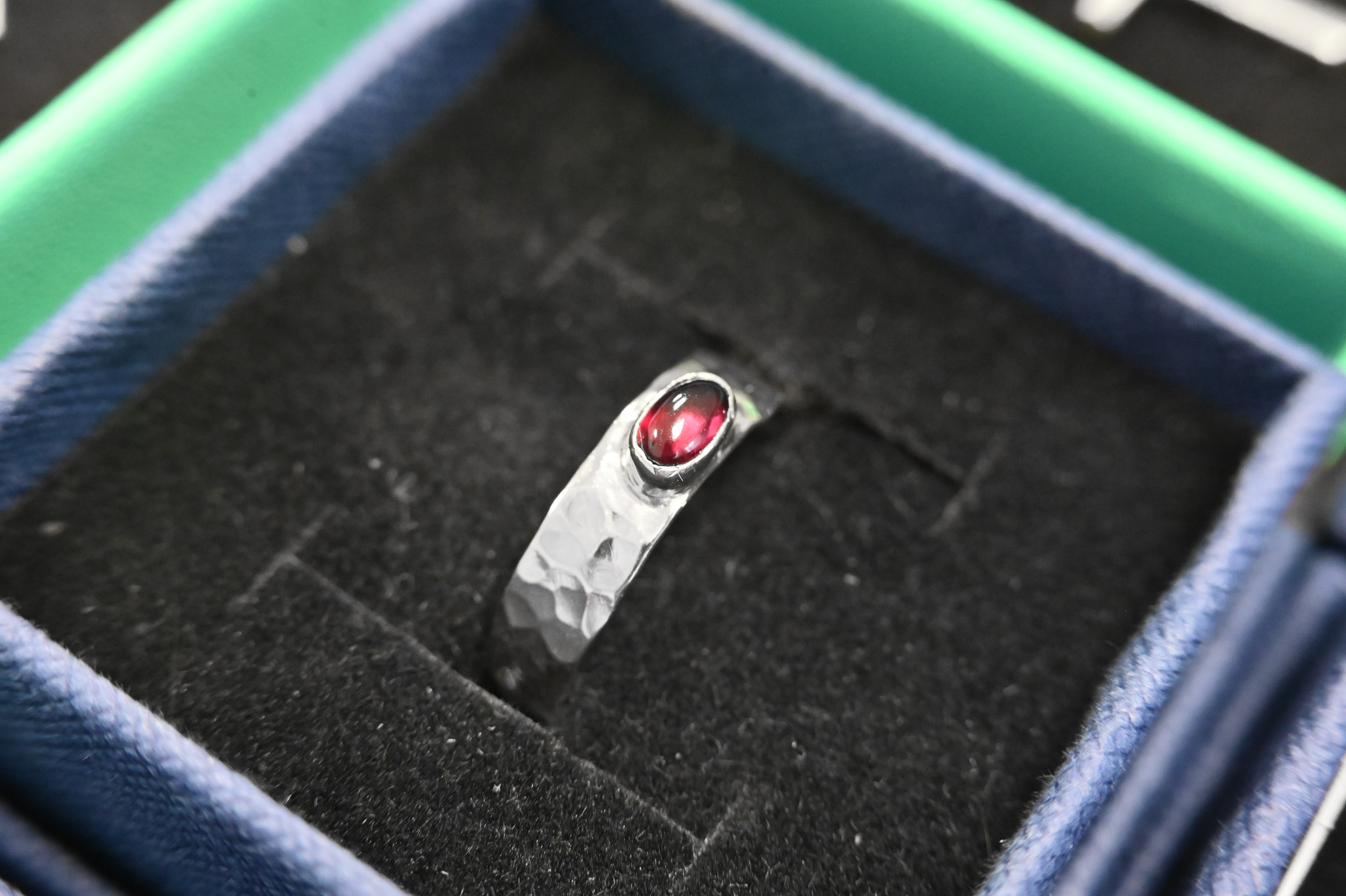 Žiedas su granatu (dydis 17.3)