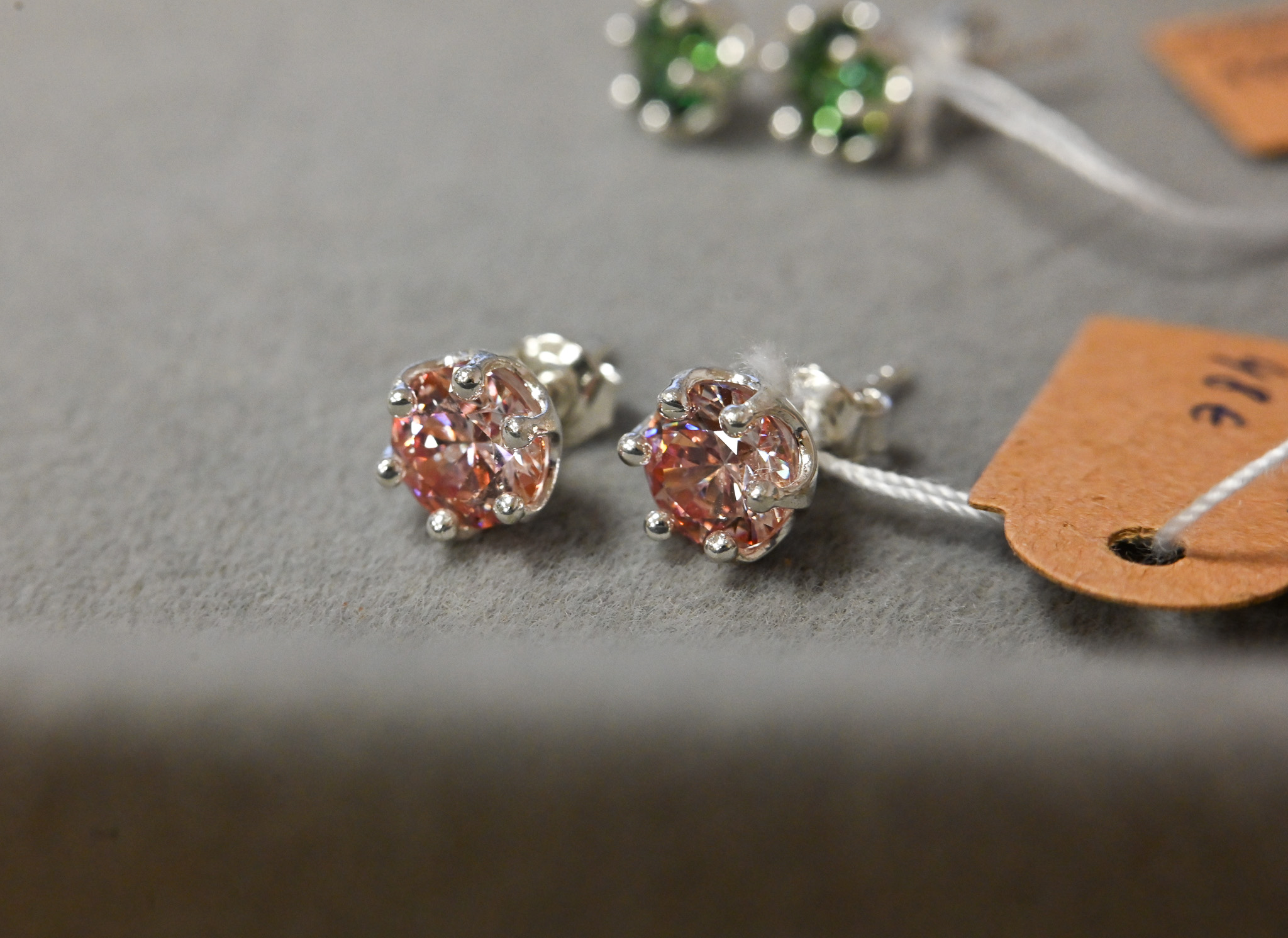 Auskariukai su akmenukais (7mm dydžio)