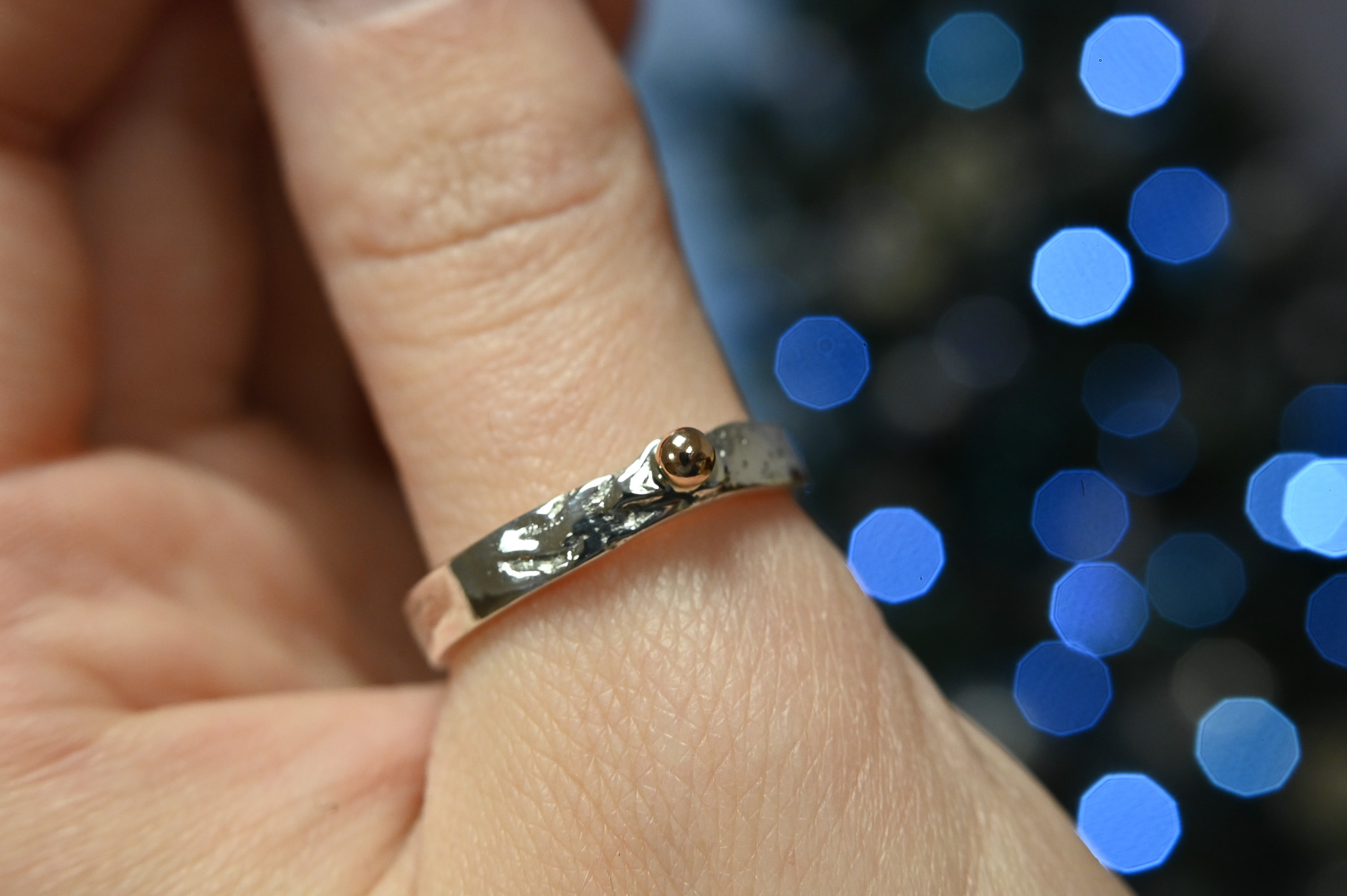 Netolygaus paviržiaus žiedas su aukso burbulu