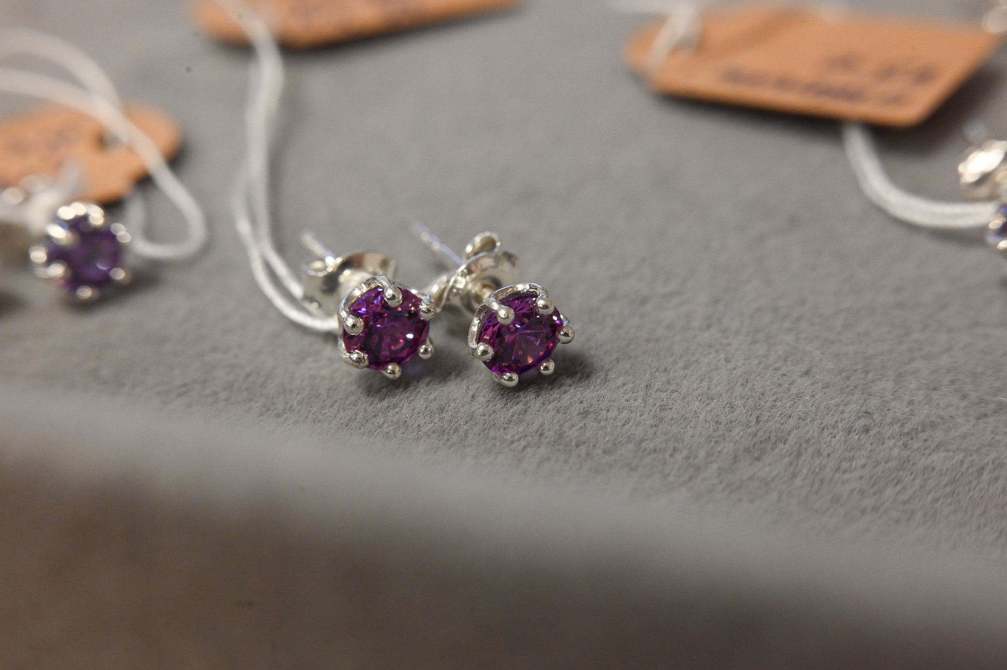 Auskariukai su akmenukais (5 mm dydžio)