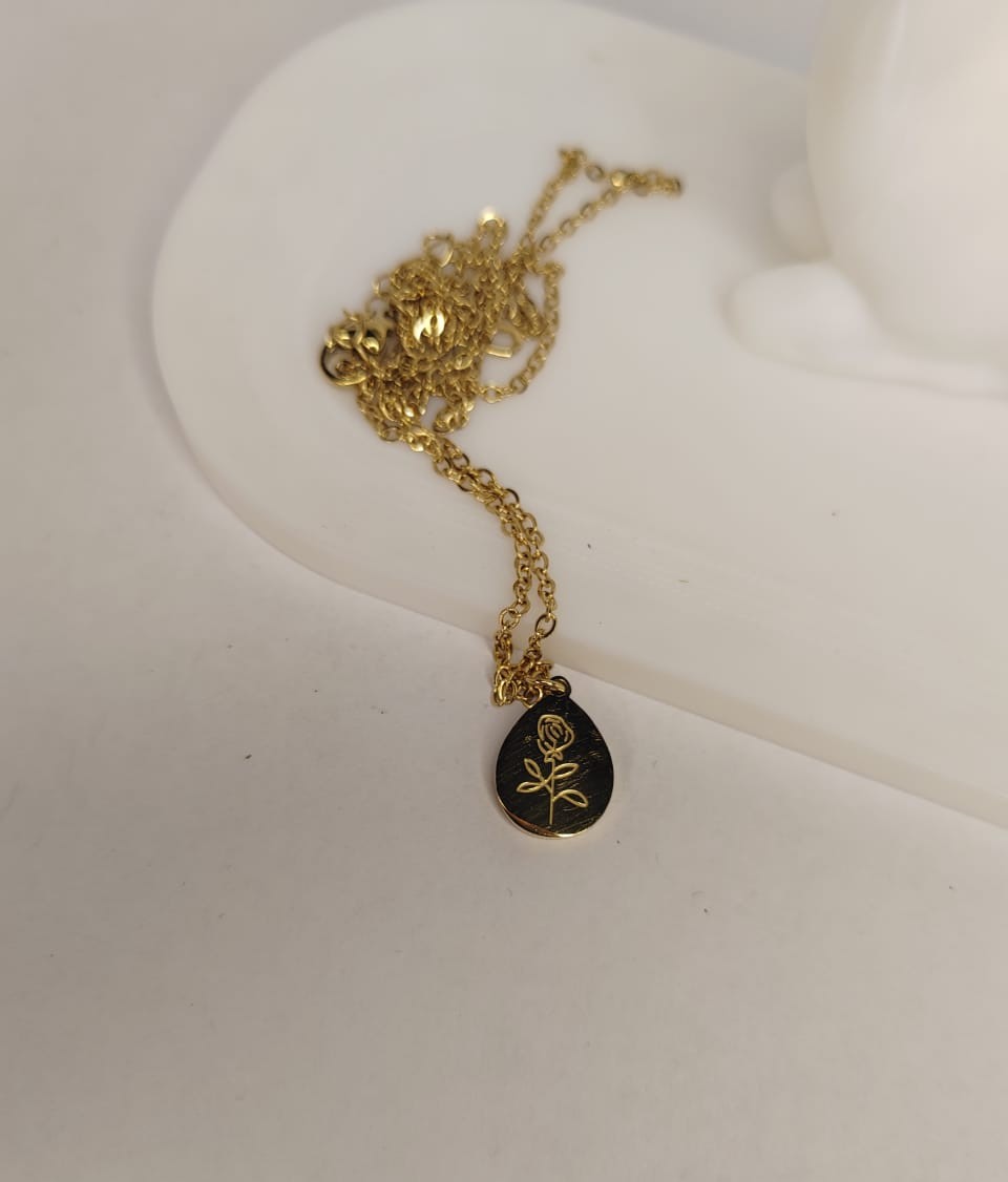 Gold-plated flower pendant necklace