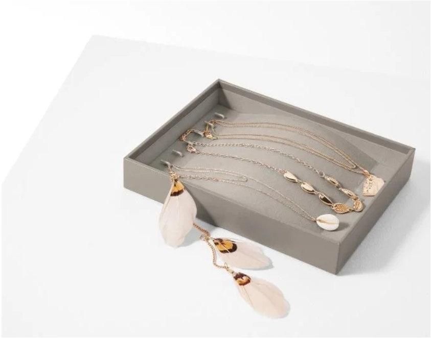 Velvet jewelry box for necklaces and bracelets with 7 hooks