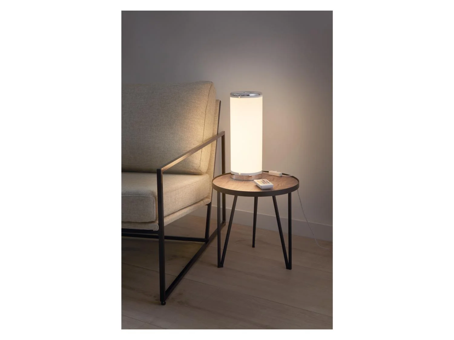 Dimmable LED table lamp with 16 individual colors to choose from + remote control