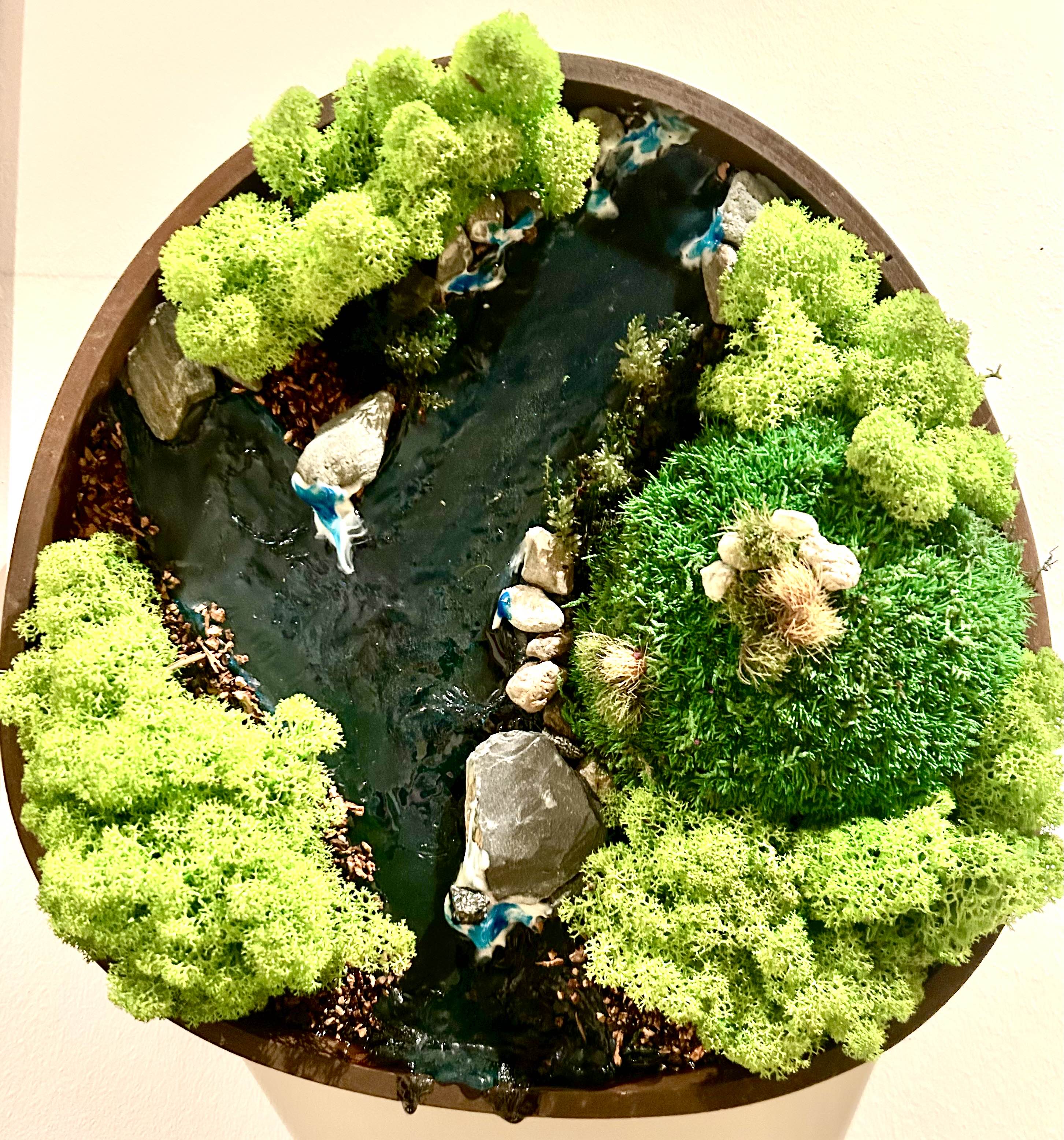 Quadro tondeggiante con foresta e torrente vigoroso