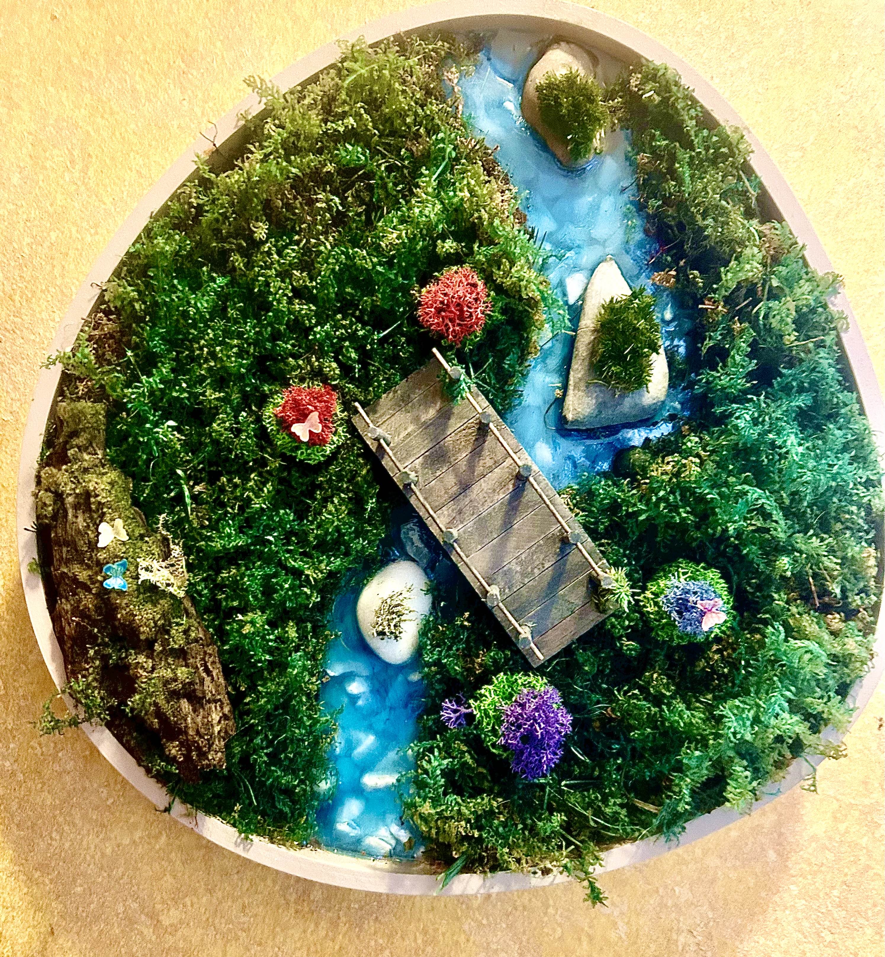 Quadro tondeggiante con ponte su torrente