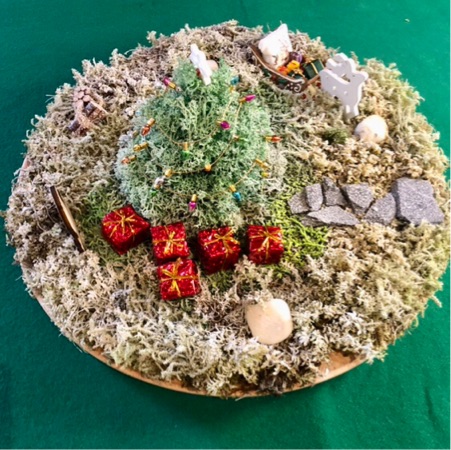 Centrotavola con albero di Natale in prato gelato