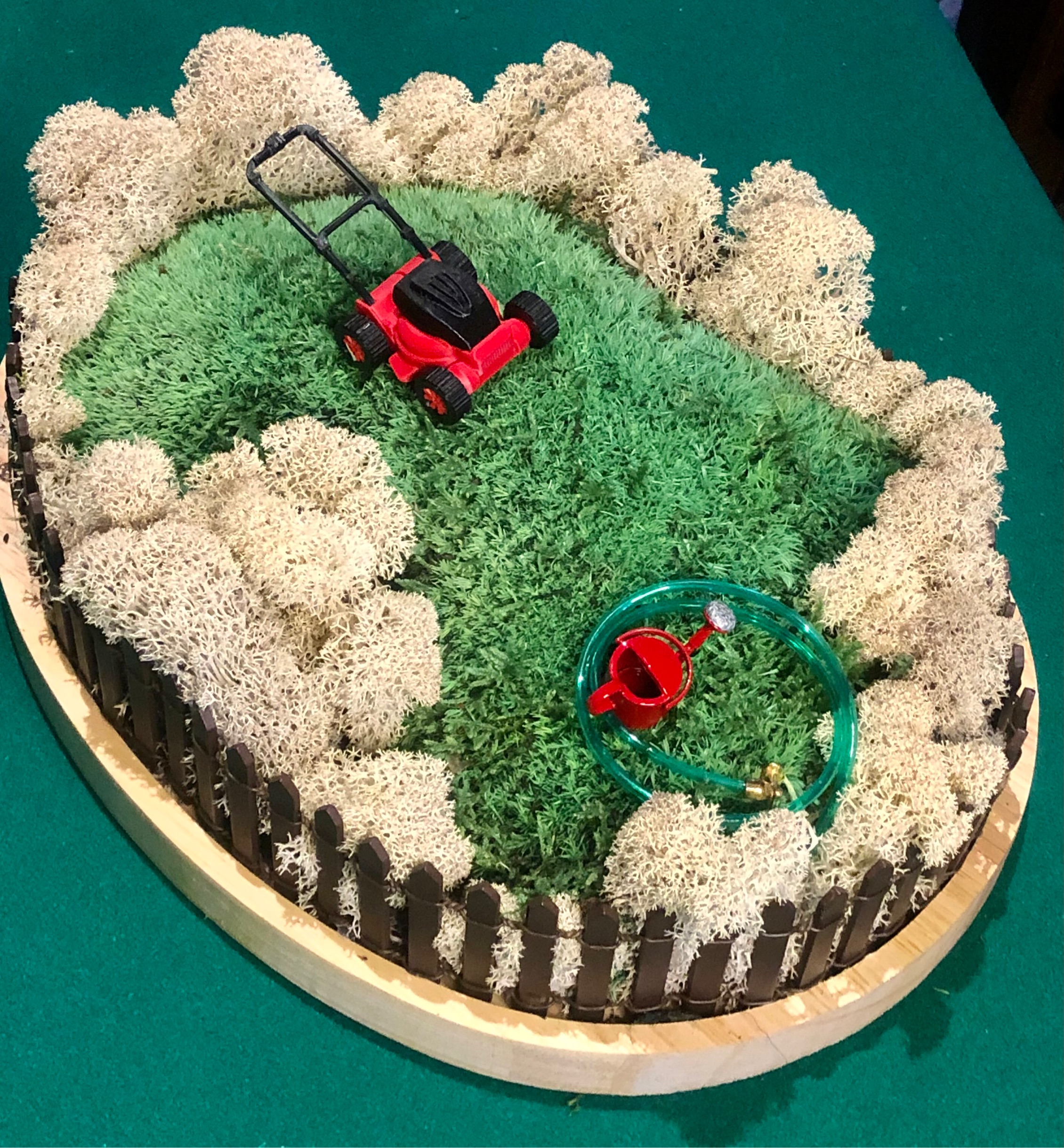 Vassoio in legno e prato inglese in manutenzione