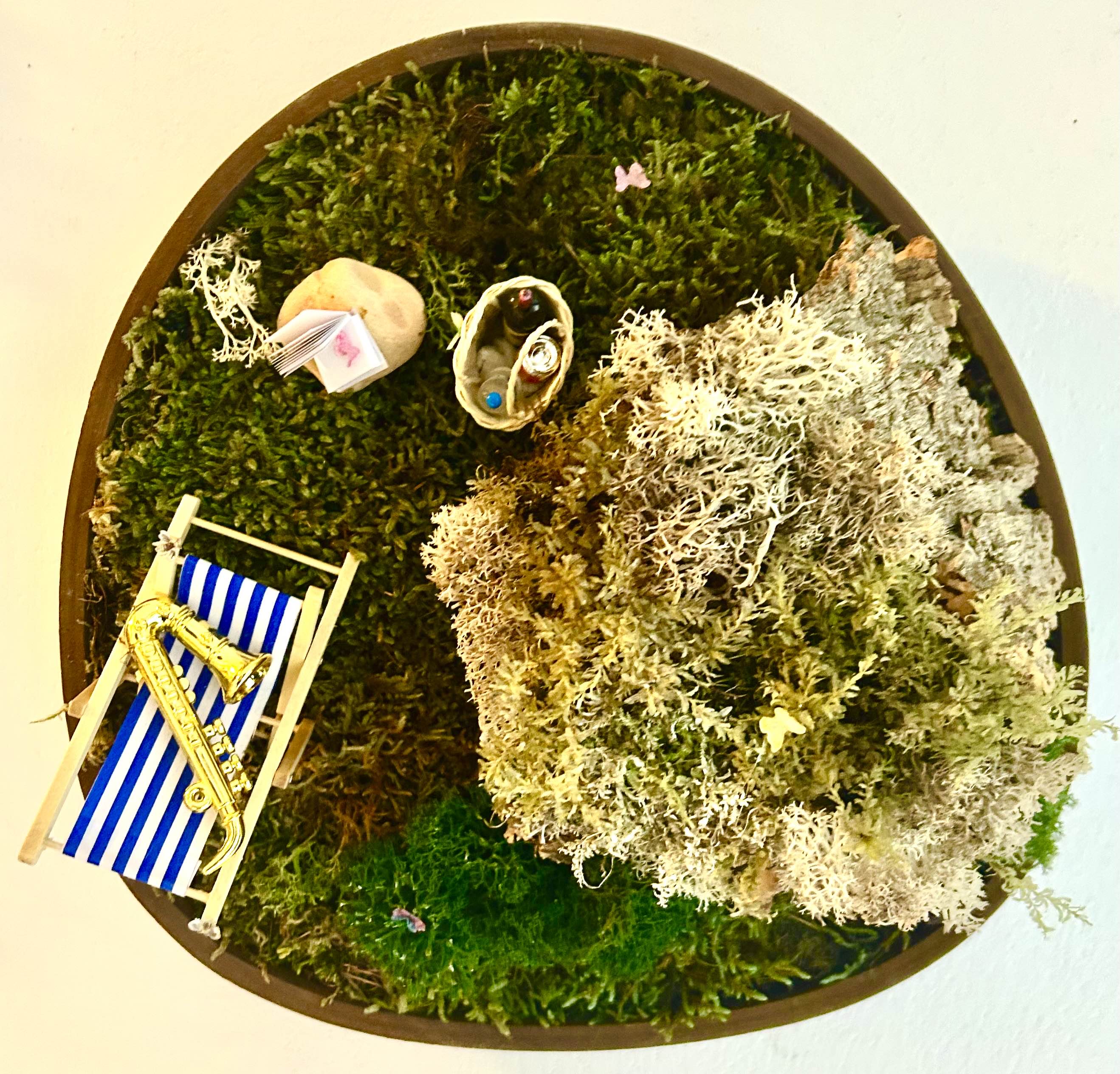 Quadro con cornice tondeggiante con fantasie di sottobosco