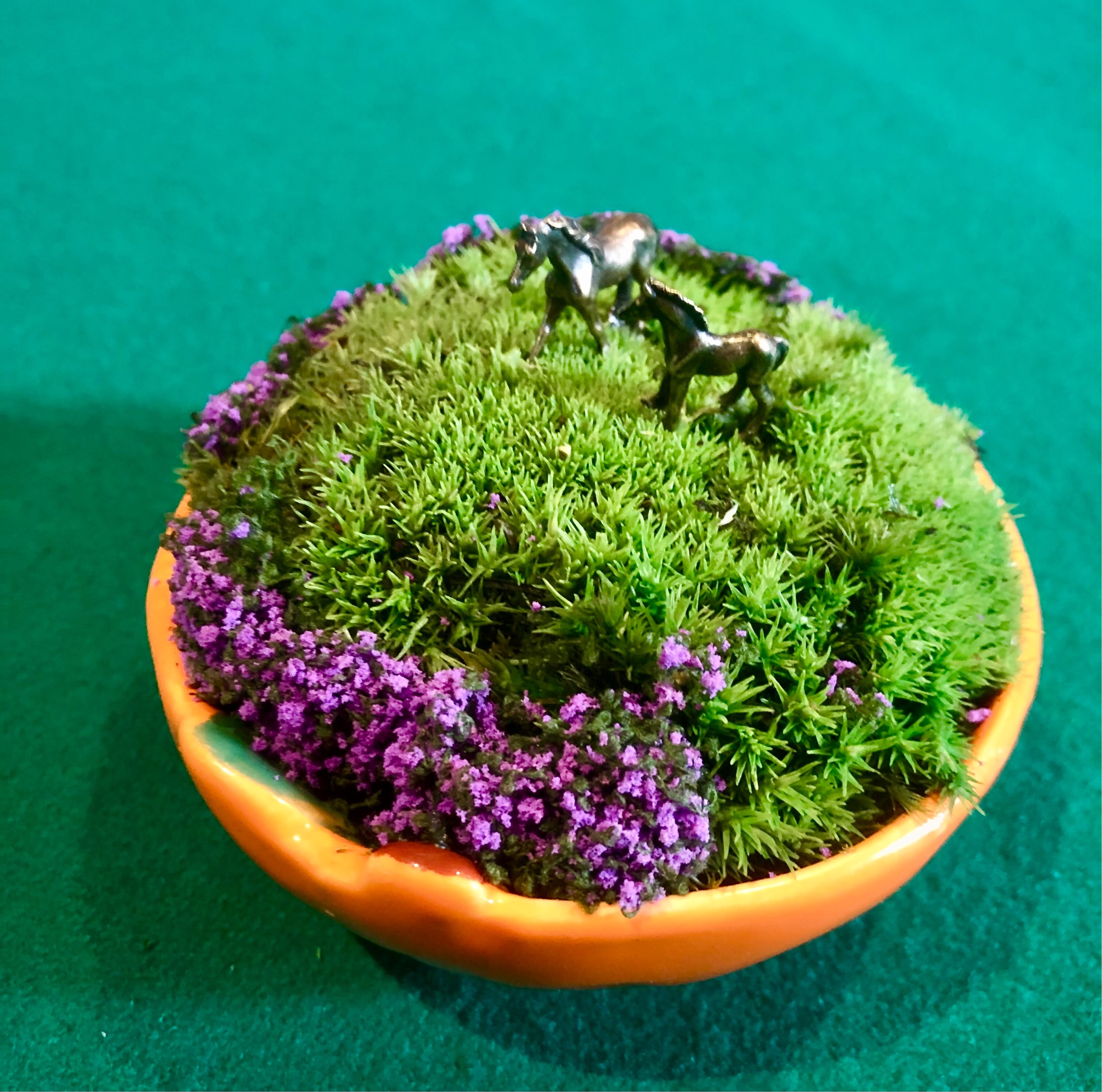 Coppetta con giardino e cavalli