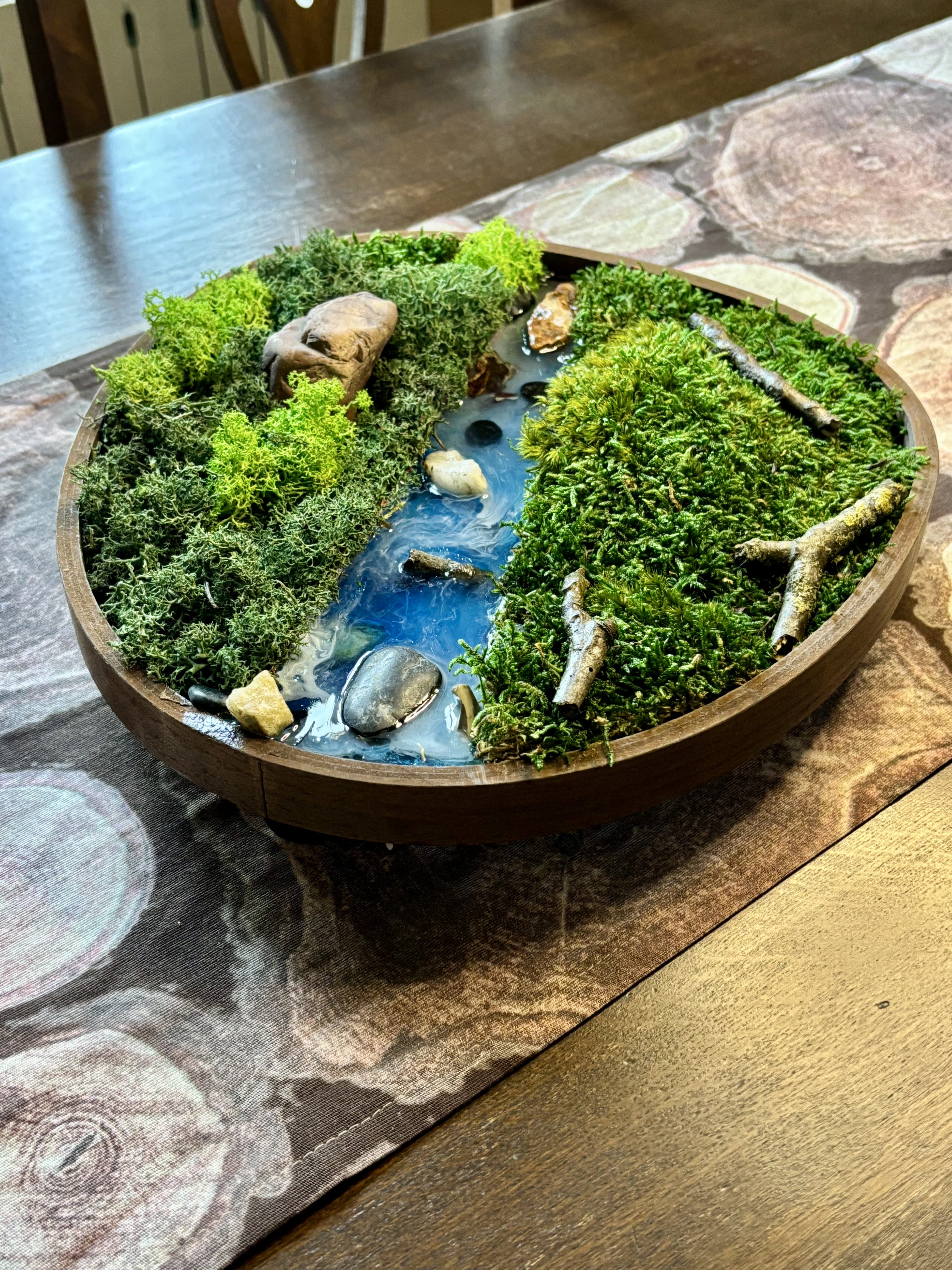 Centrotavola in legno con vivace torrente