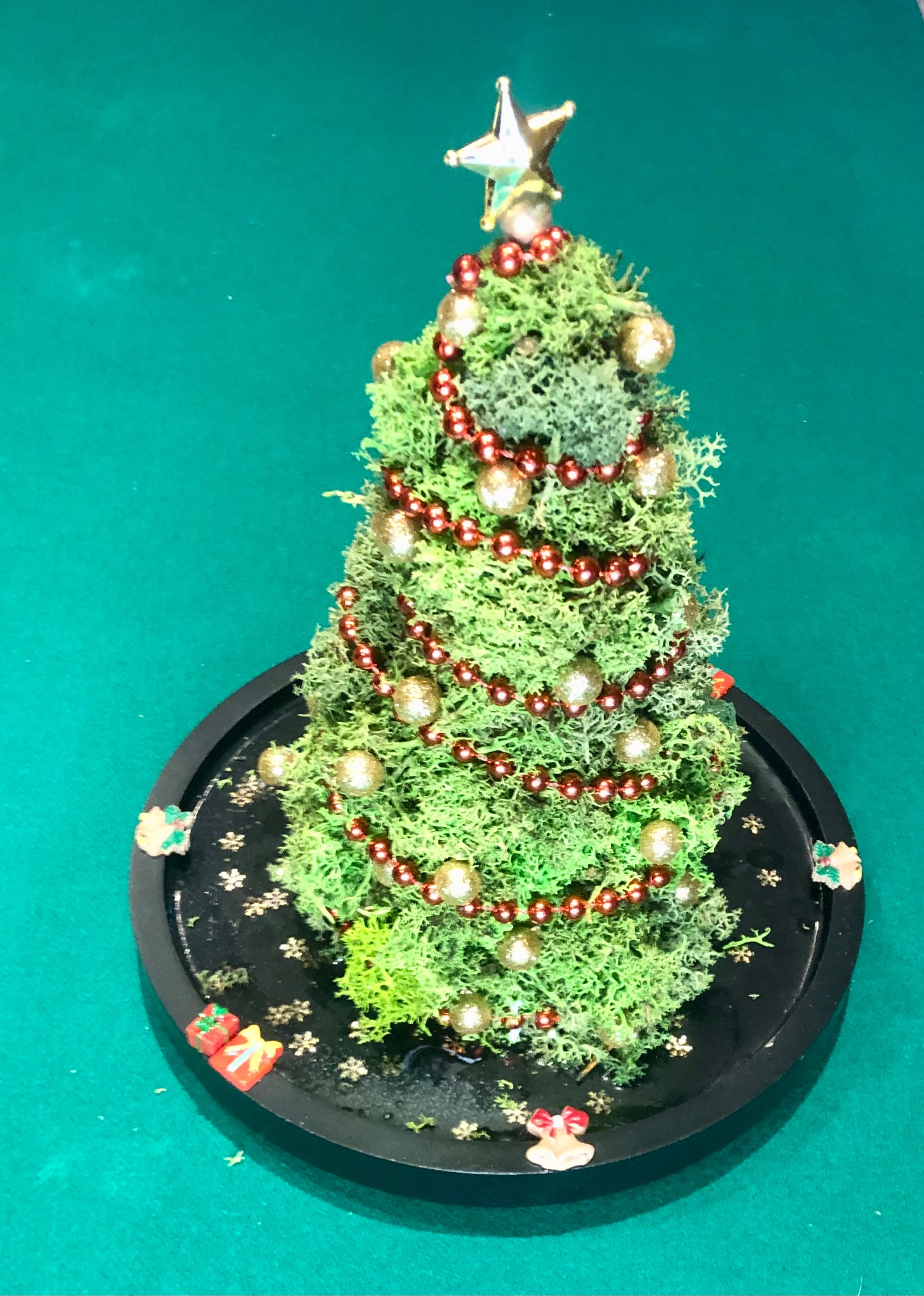 Girevole in legno ed alberello di Natale decorato