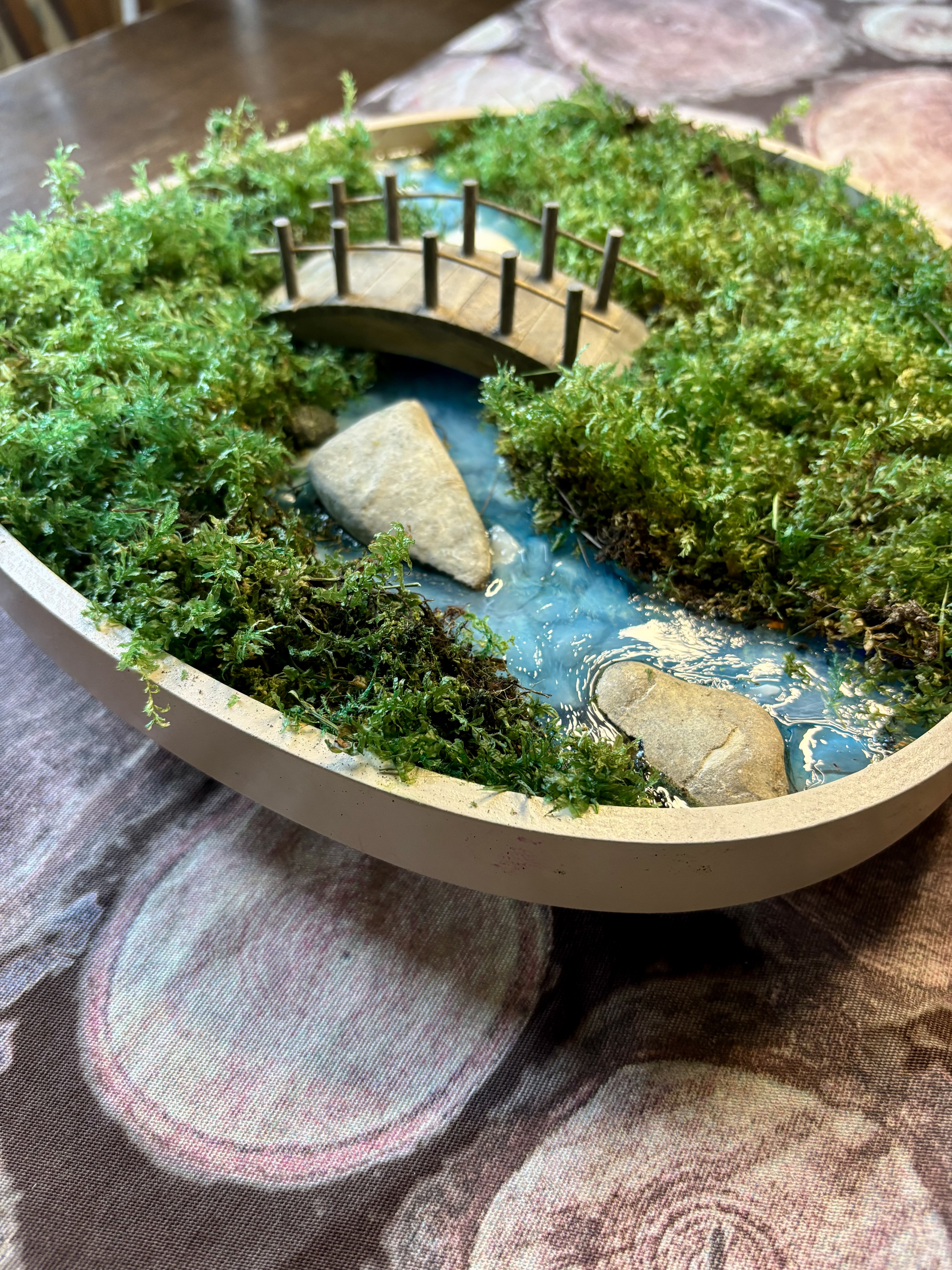 Centrotavola con ponticello su torrente