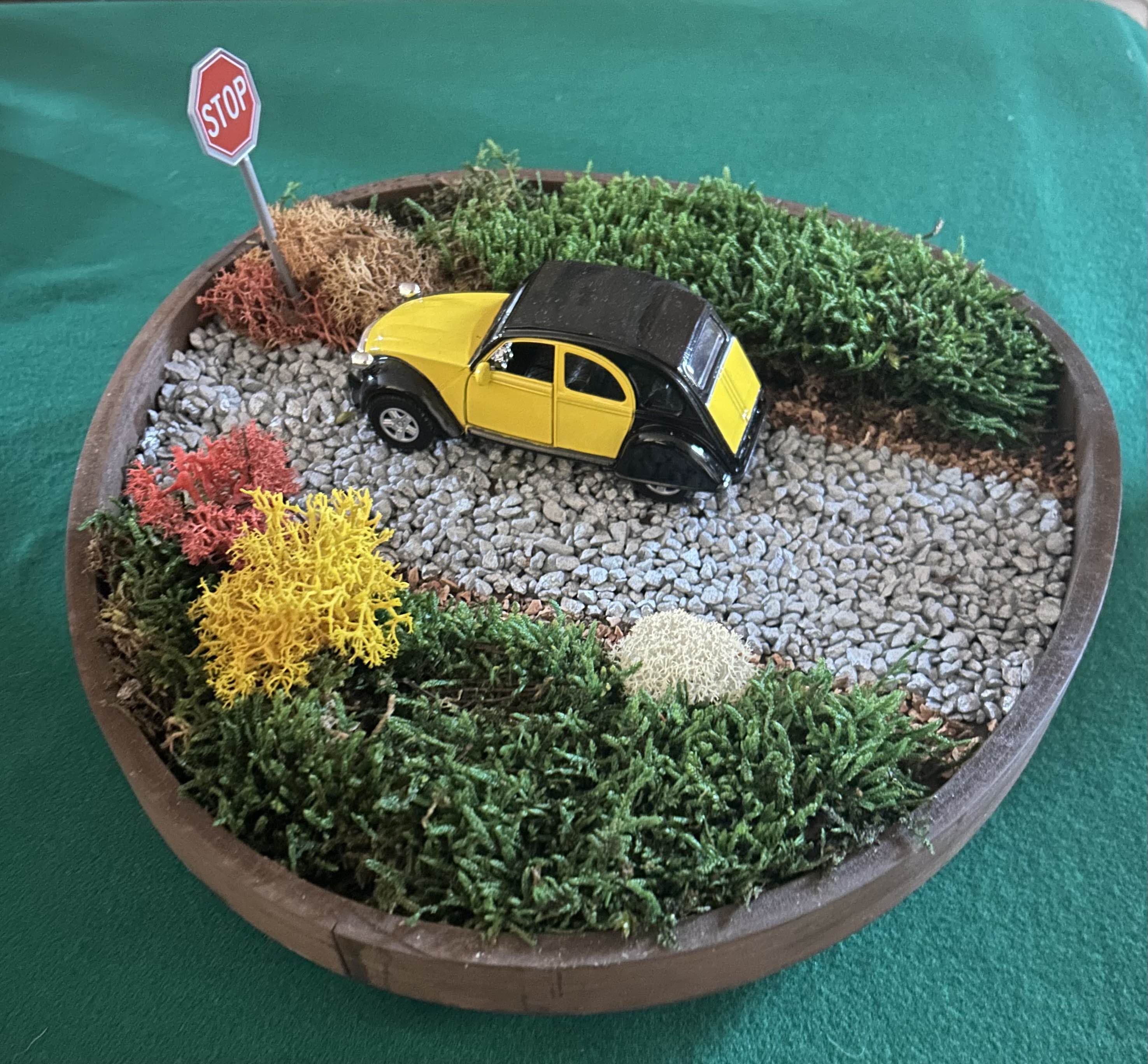 Centrotavola in legno con RENAULT 2 CV