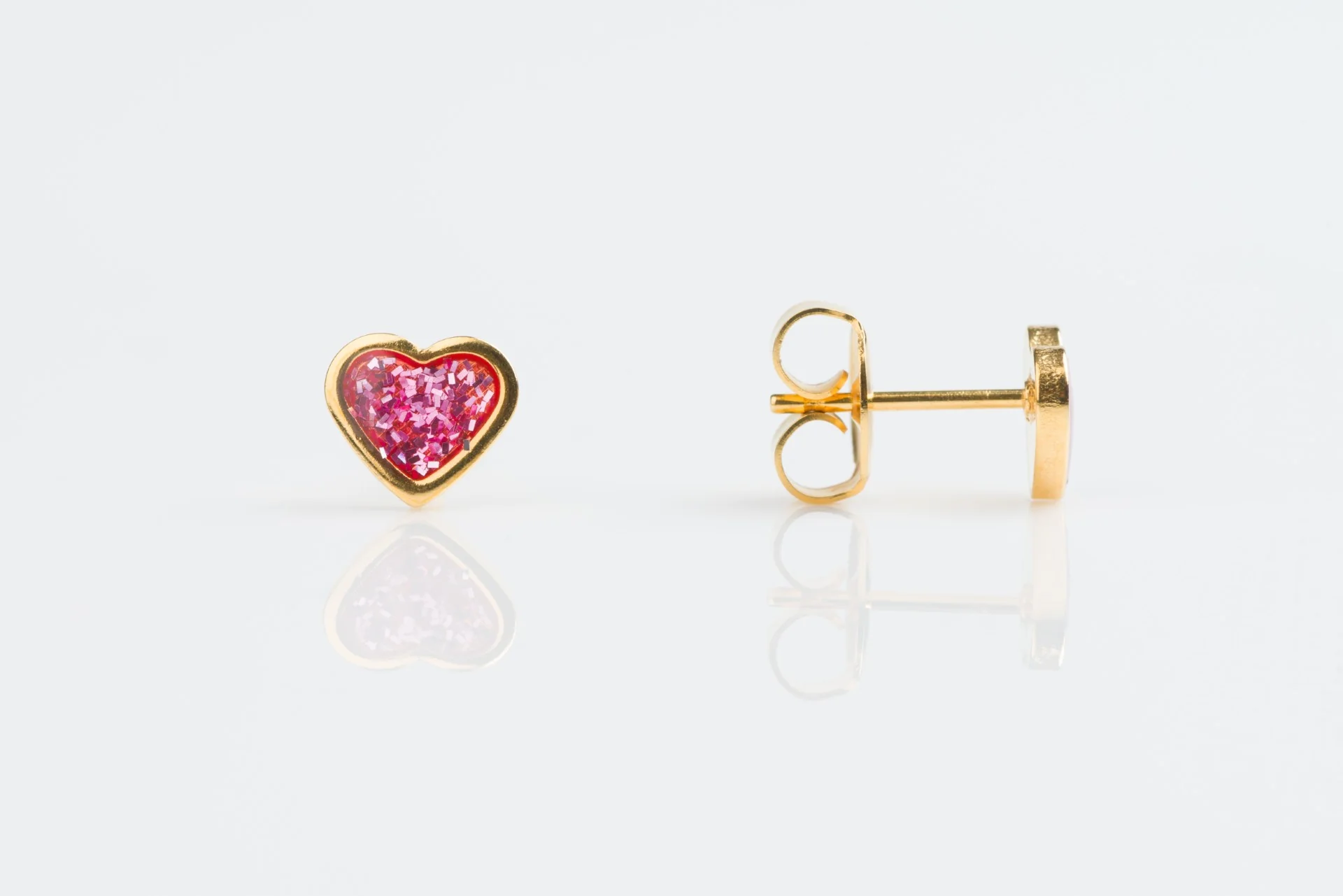 Aretes de corazón dorado