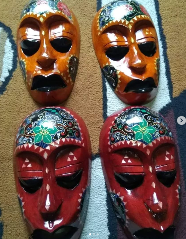 Topeng kayu ukir tradisional